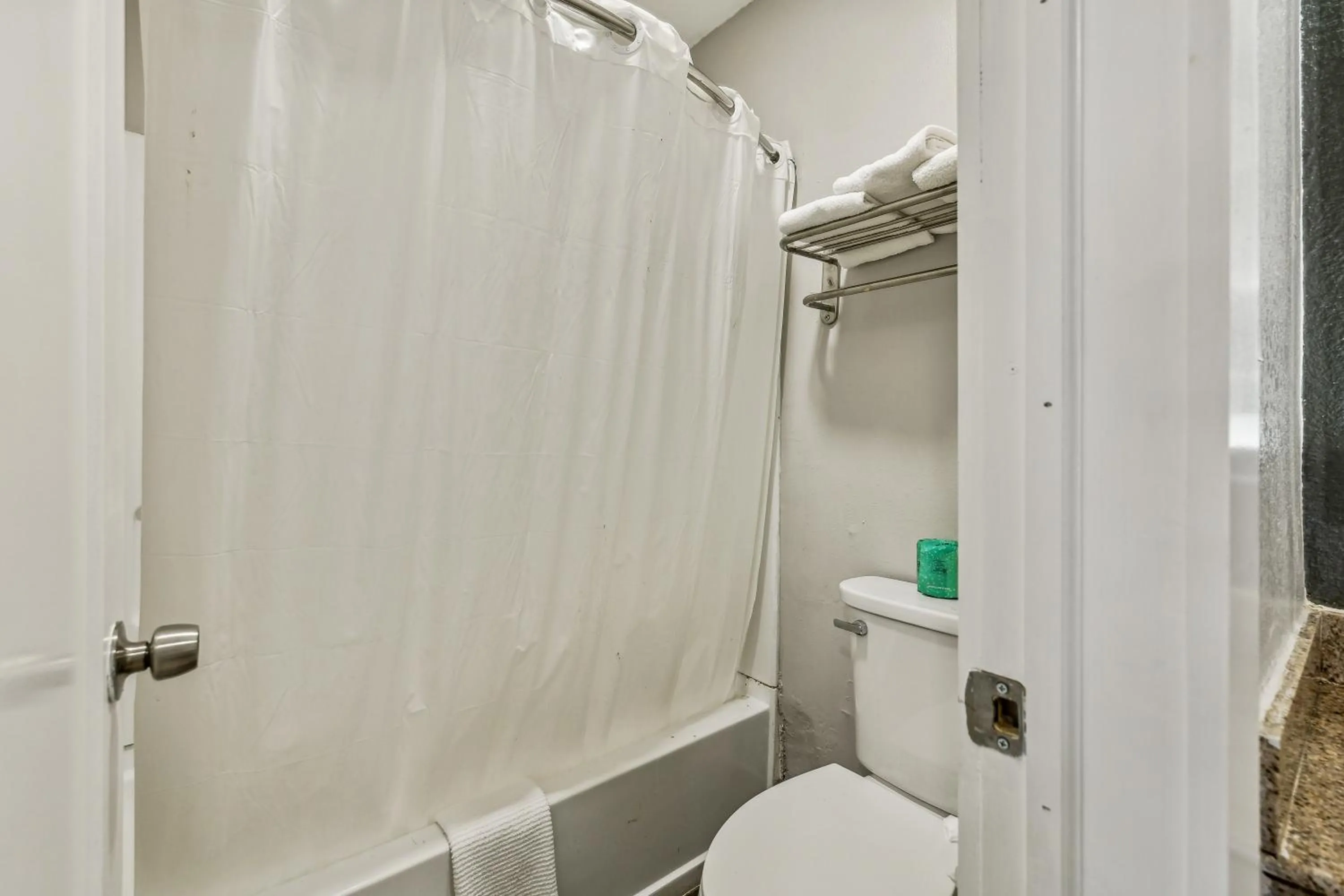 Toilet in Knights Inn Antioch