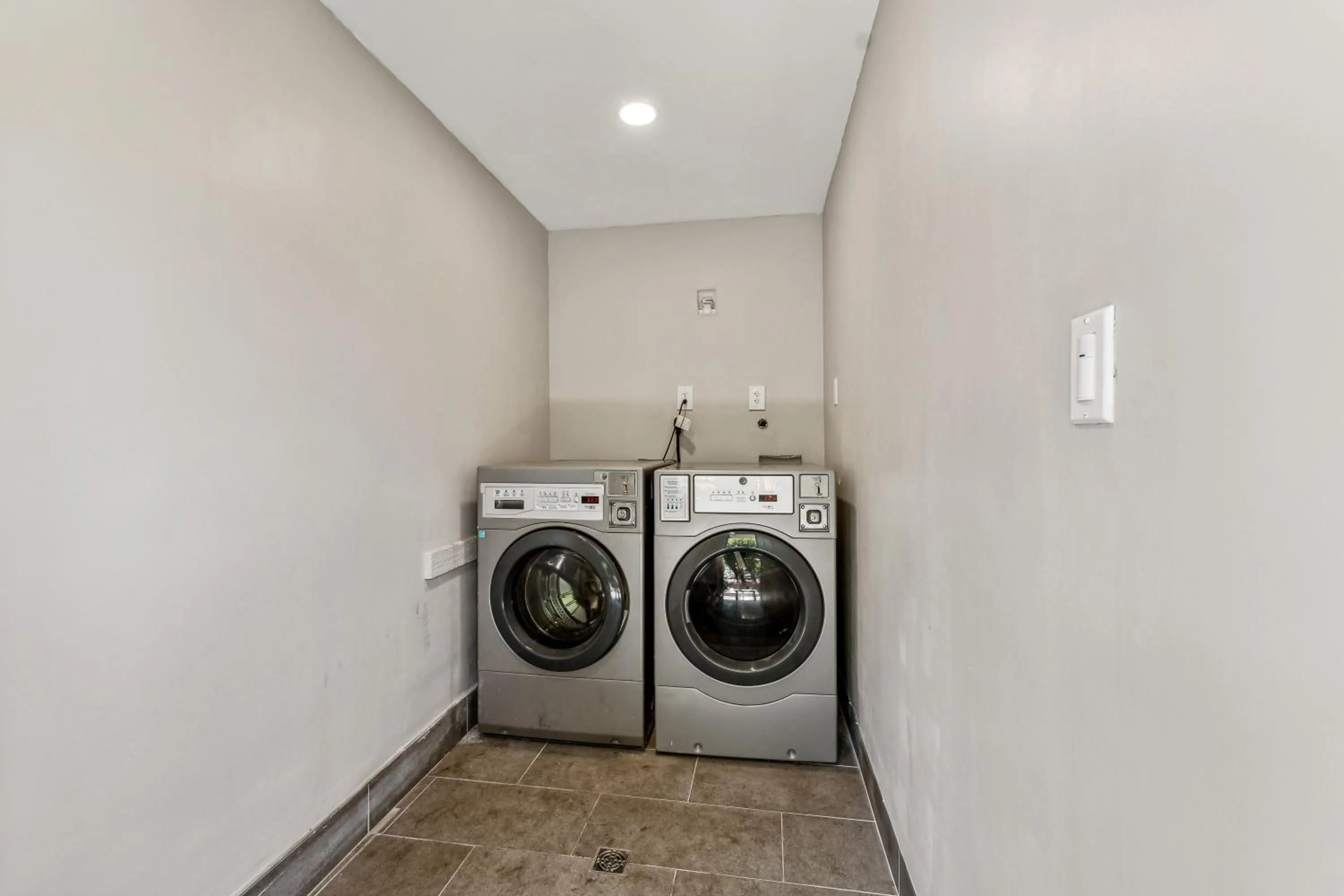 washing machine in Knights Inn Antioch