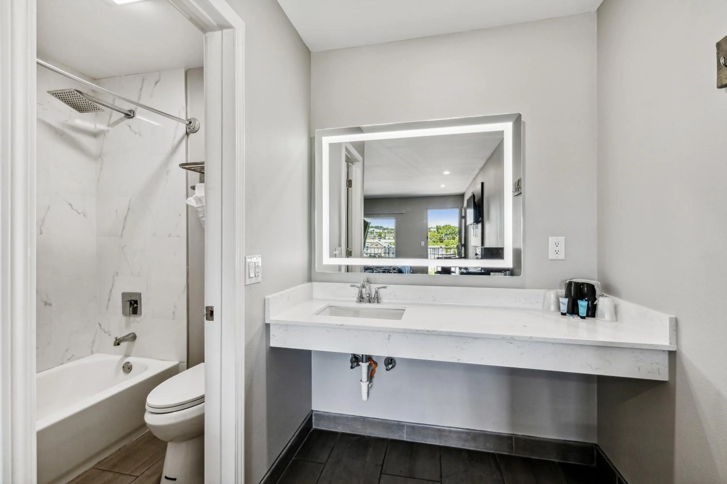 Toilet in Knights Inn Antioch