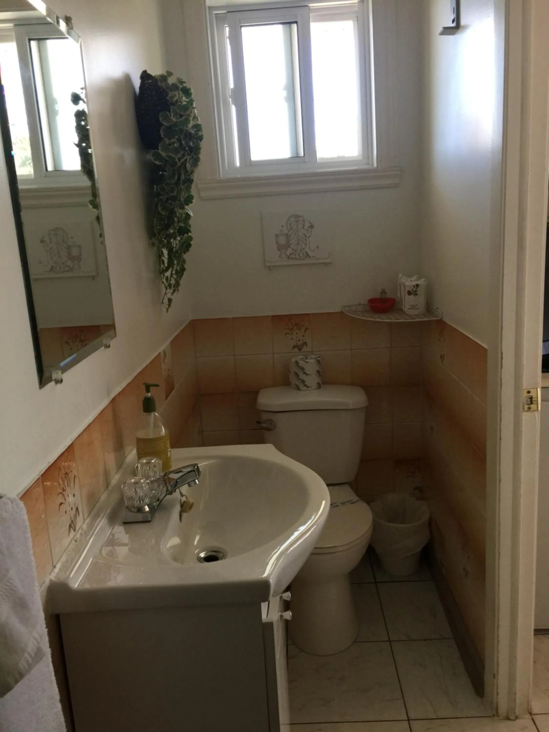 Toilet in Motel Montgolfière JP