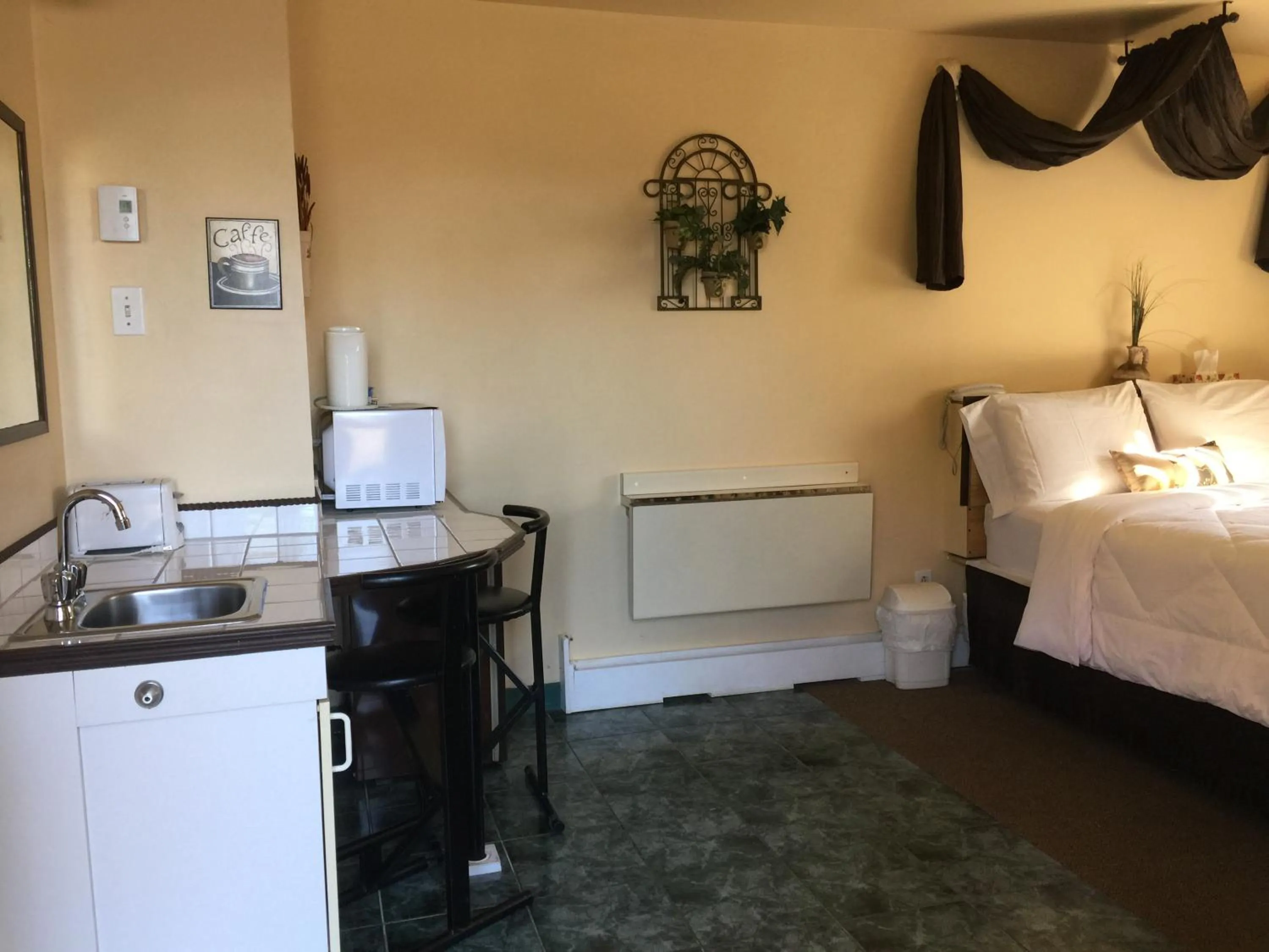 Decorative detail, Bed in Motel Montgolfière JP