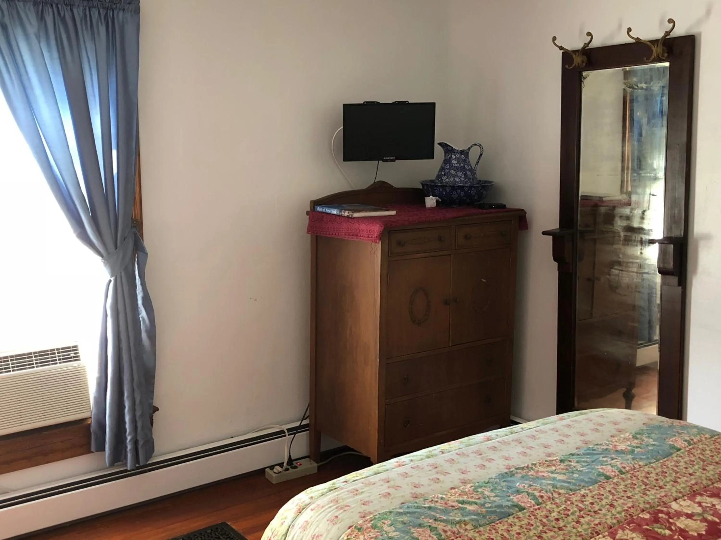 Photo of the whole room, Bed in Antique Rose Inn Windham