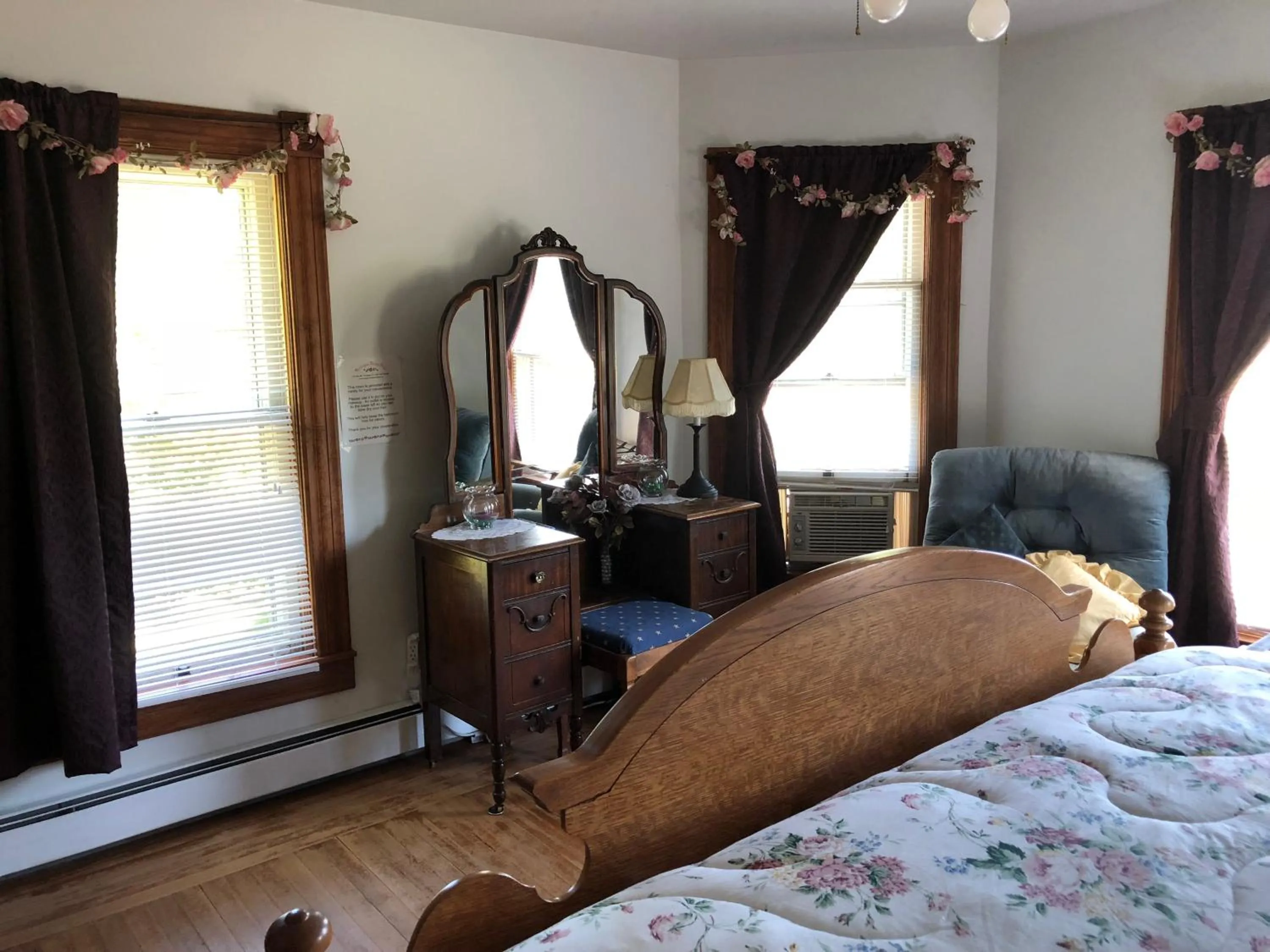 Photo of the whole room, Bed in Antique Rose Inn Windham