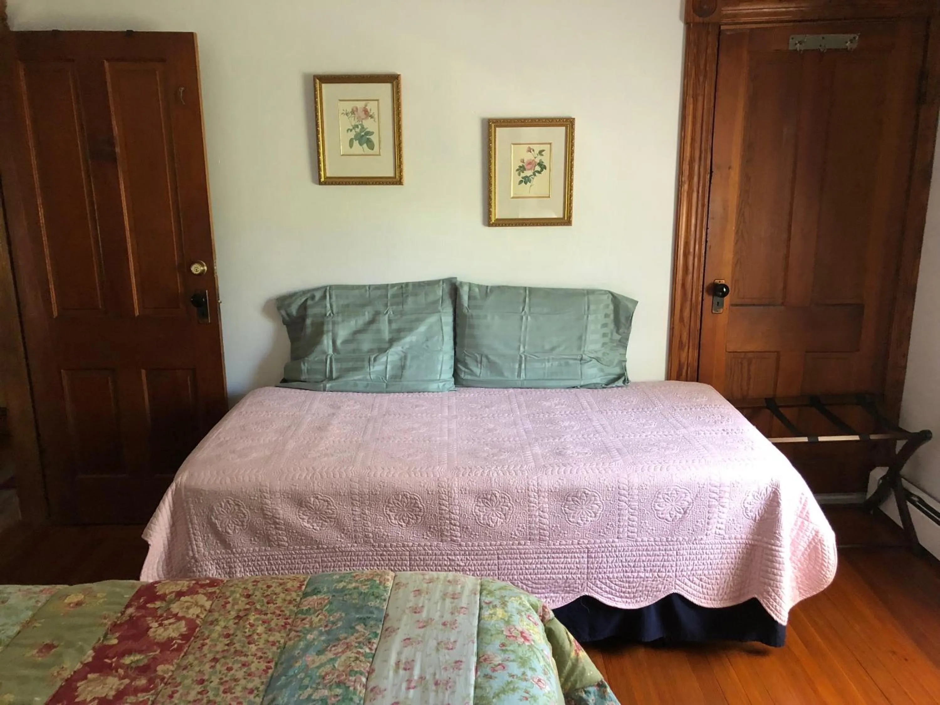 Bed in Antique Rose Inn Windham