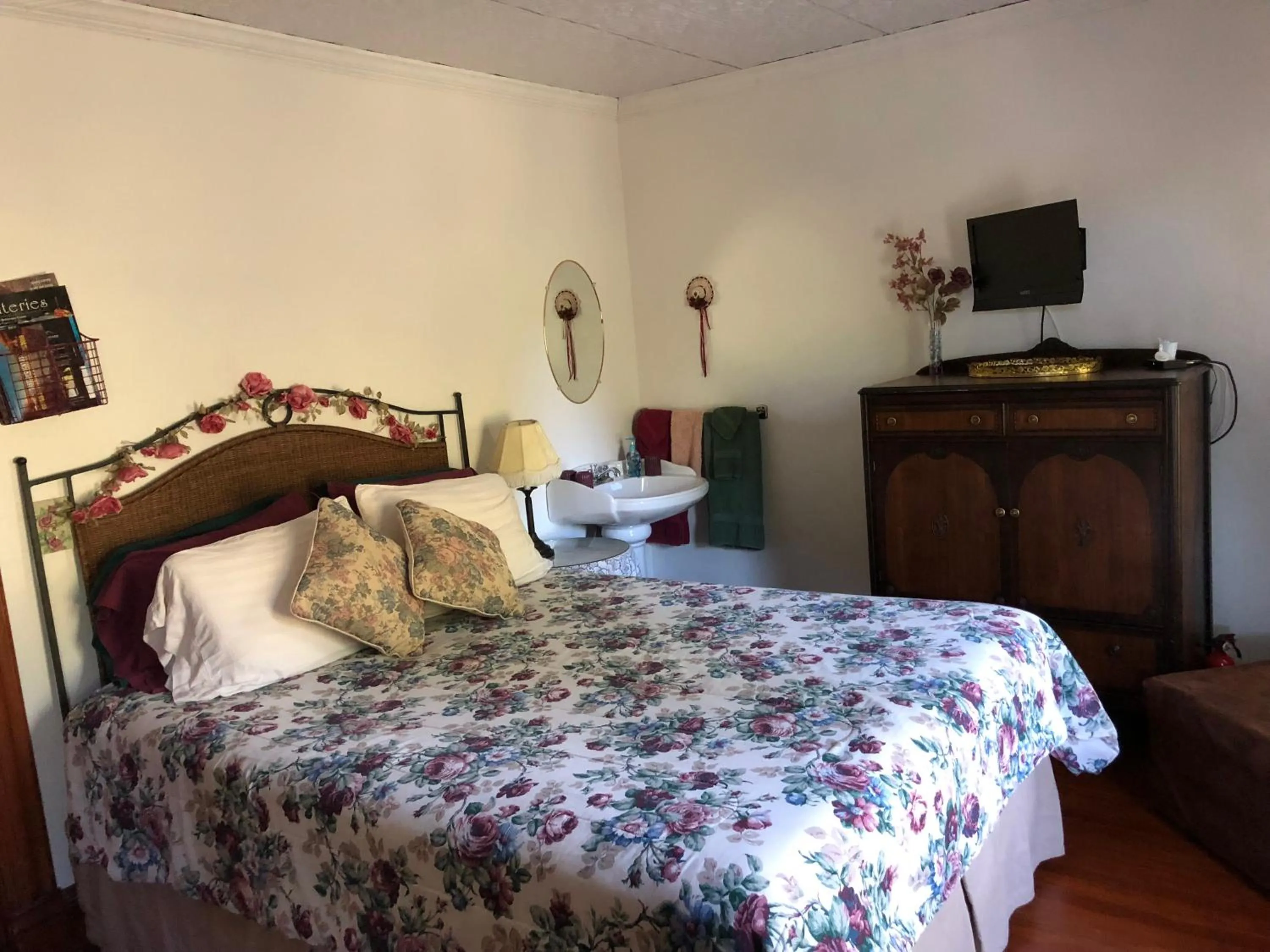 Photo of the whole room, Bed in Antique Rose Inn Windham