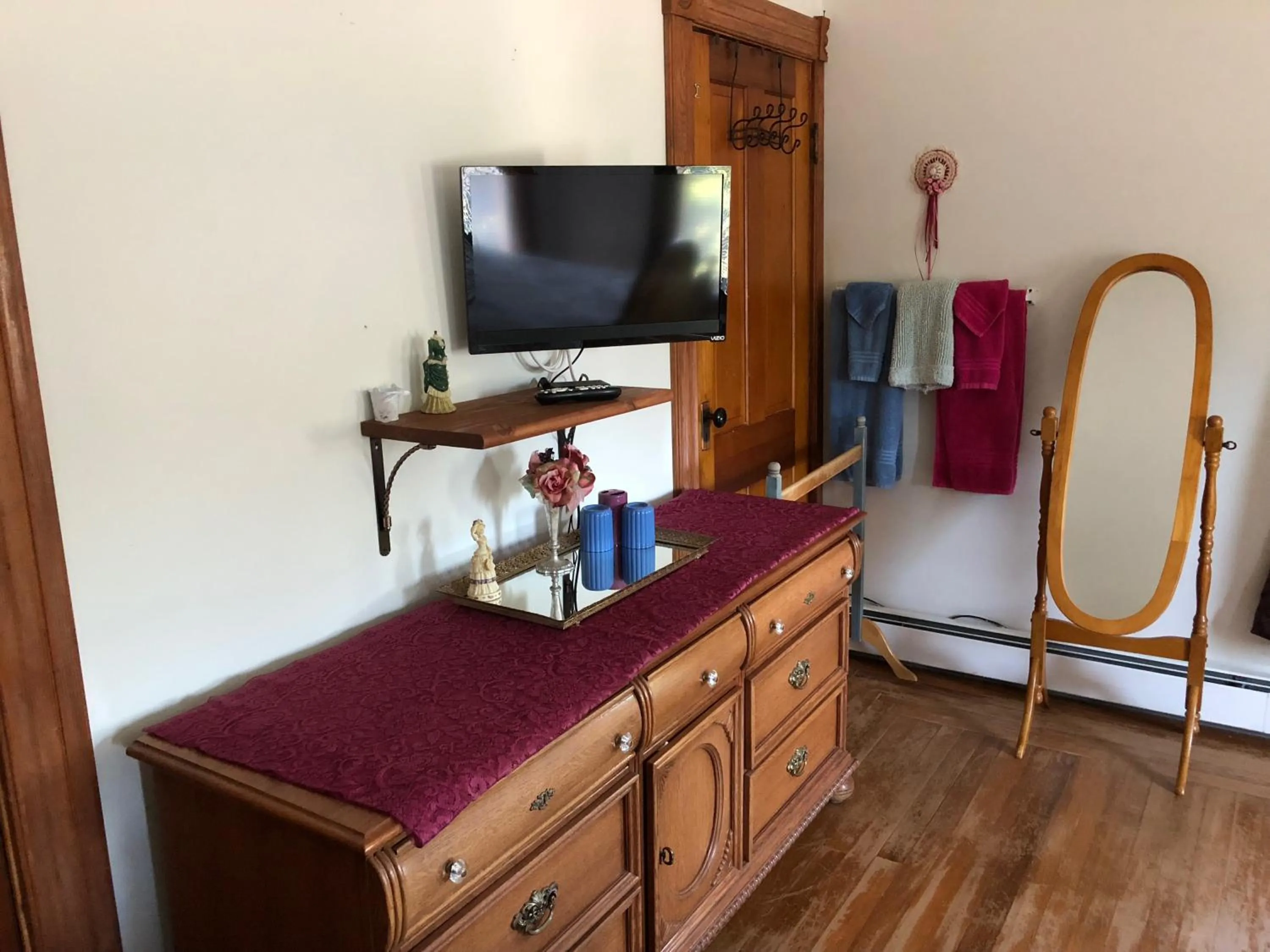 Photo of the whole room in Antique Rose Inn Windham