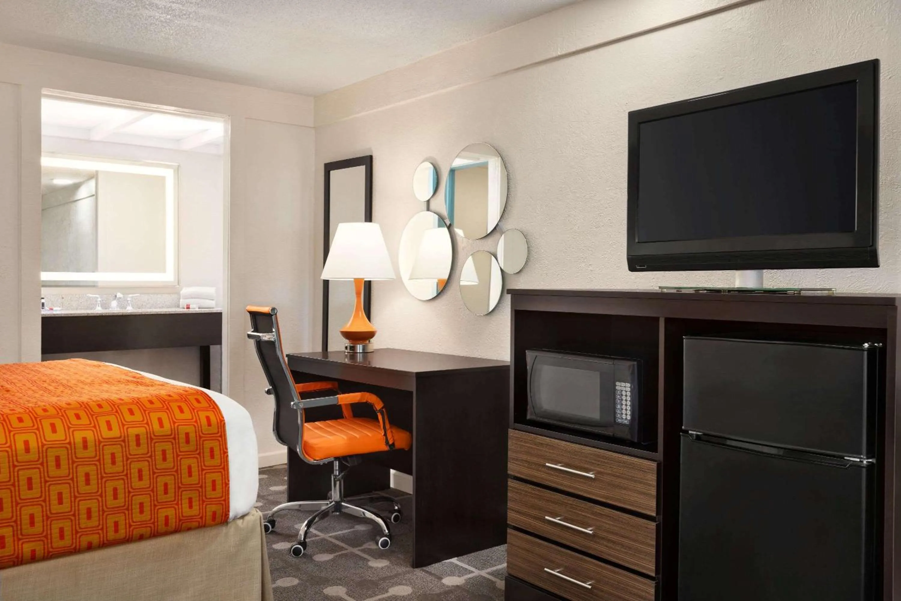 Photo of the whole room, Bed in Dover Inn and Suites