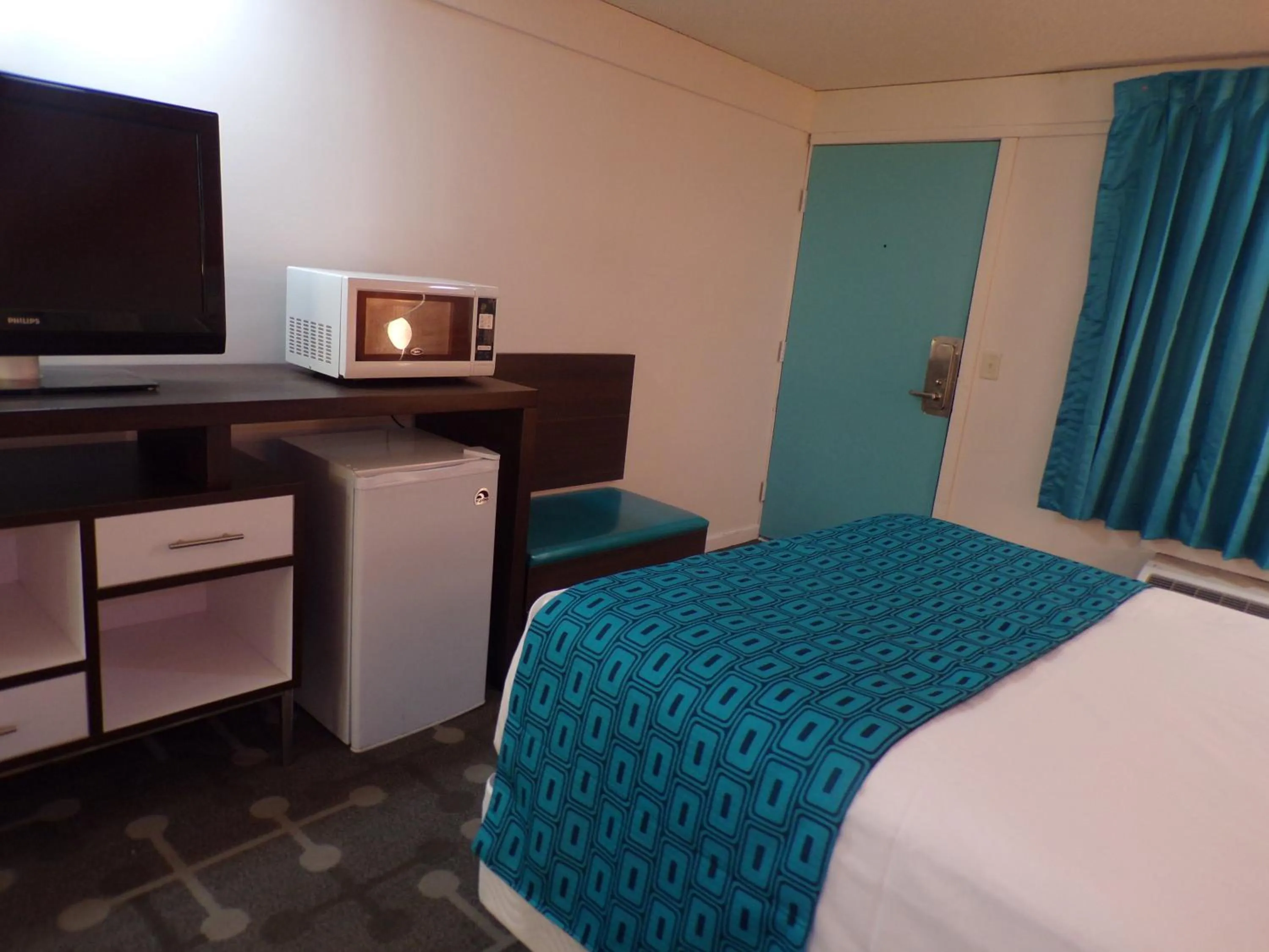 Bed in Dover Inn and Suites