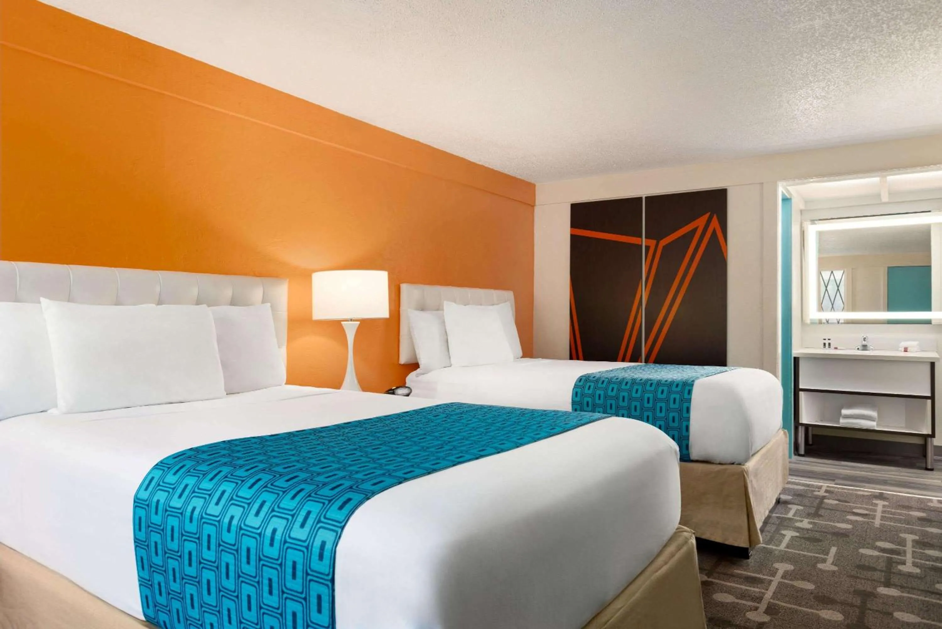 Photo of the whole room, Bed in Dover Inn and Suites