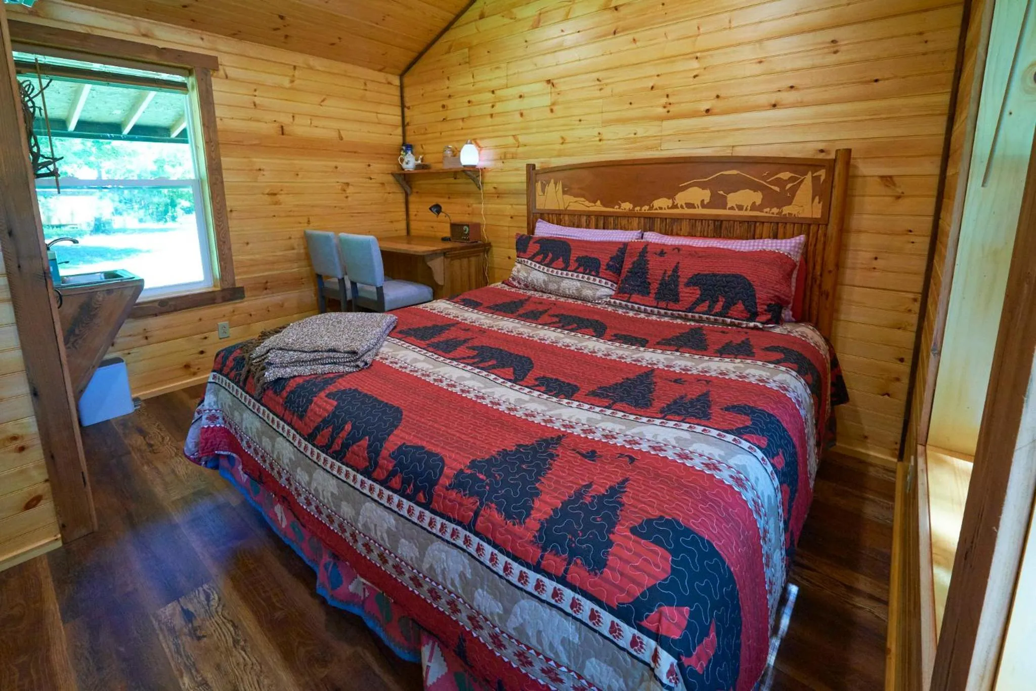 Bed in Creekwalk Inn Bed and Breakfast with Cabins