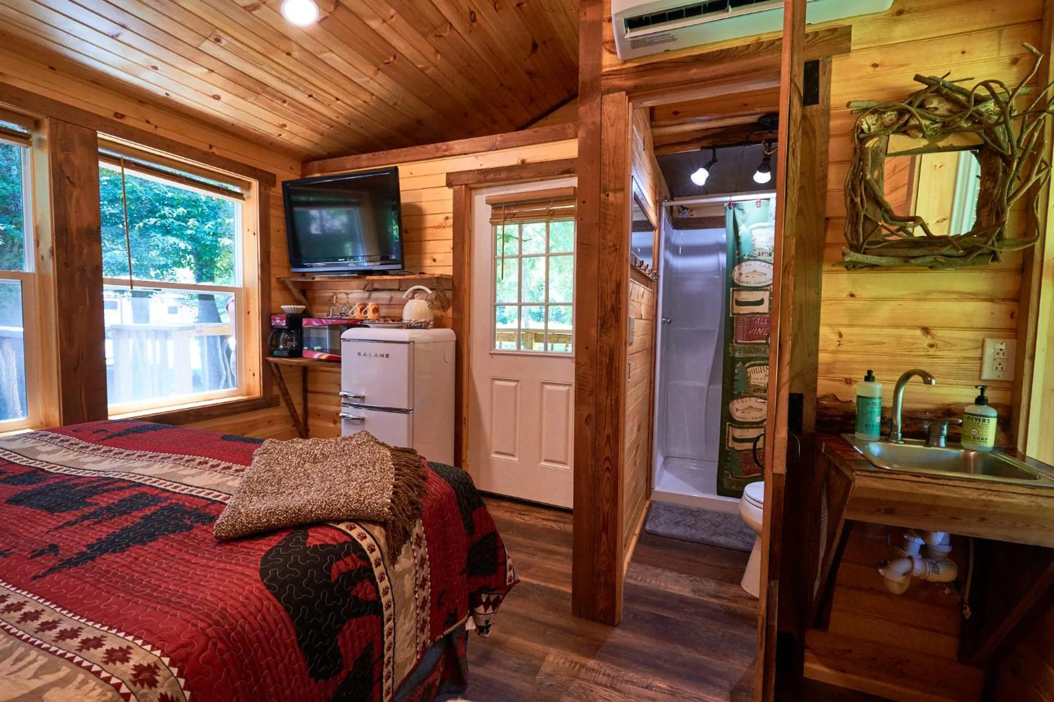 Bed in Creekwalk Inn Bed and Breakfast with Cabins