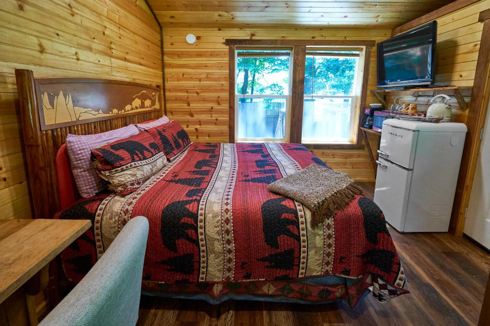 Bed in Creekwalk Inn Bed and Breakfast with Cabins