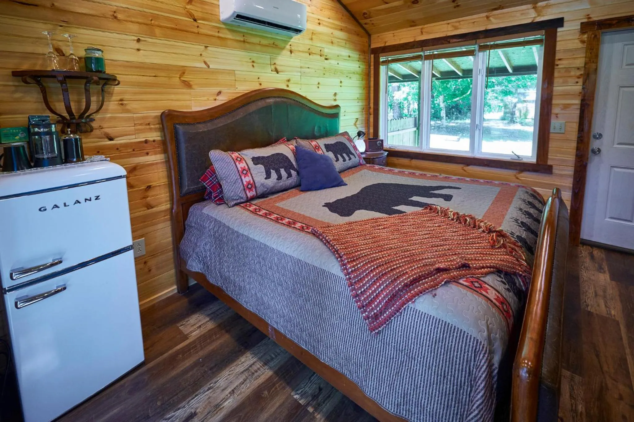 Bed in Creekwalk Inn Bed and Breakfast with Cabins