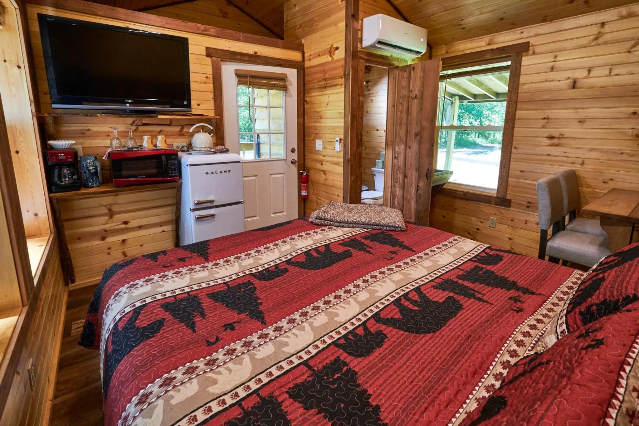 Bed in Creekwalk Inn Bed and Breakfast with Cabins