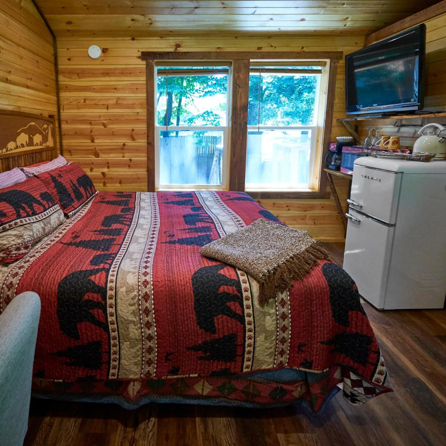 Bed in Creekwalk Inn Bed and Breakfast with Cabins