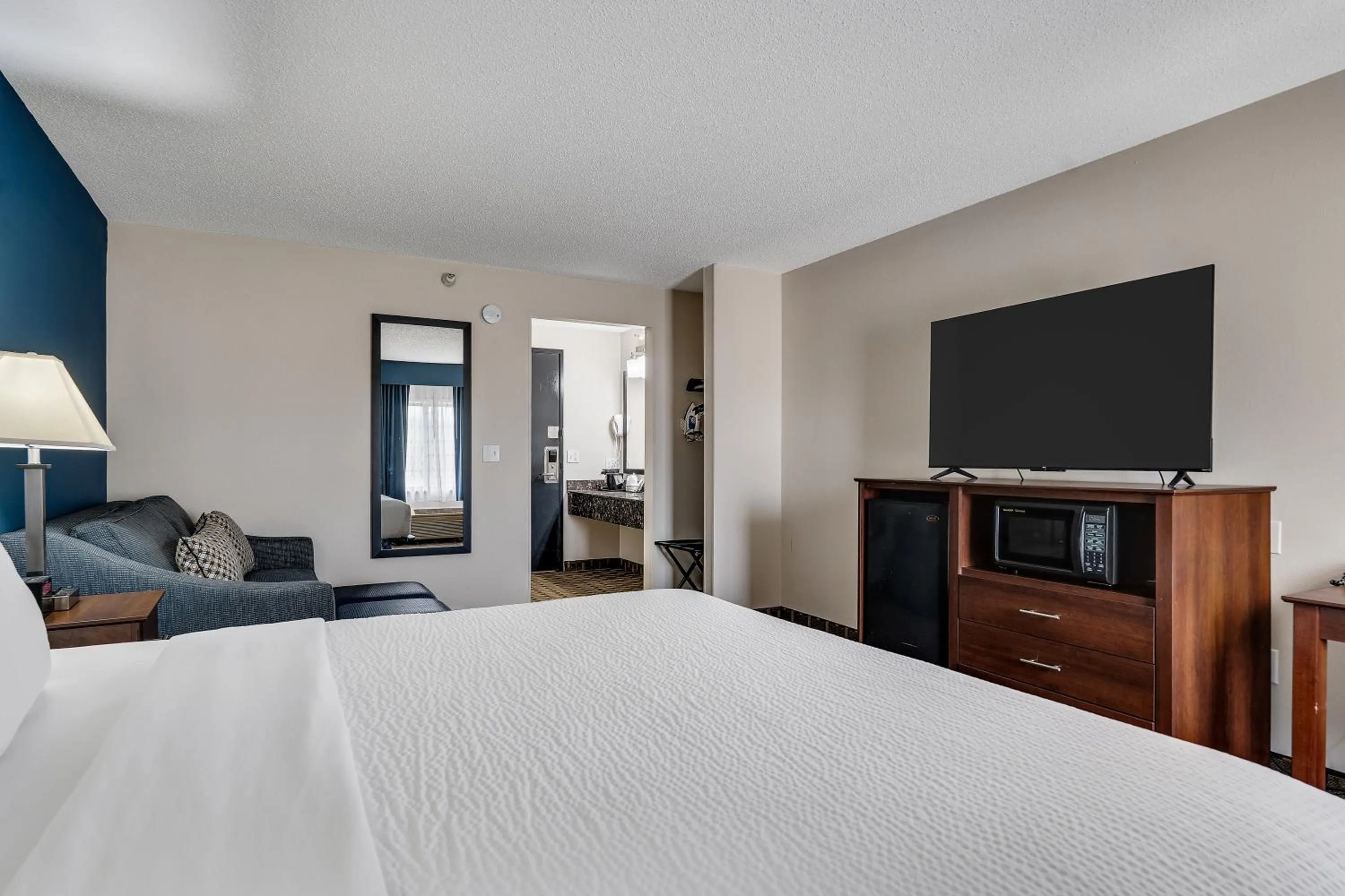 Photo of the whole room, Bed in Baymont by Wyndham La Crosse/Onalaska