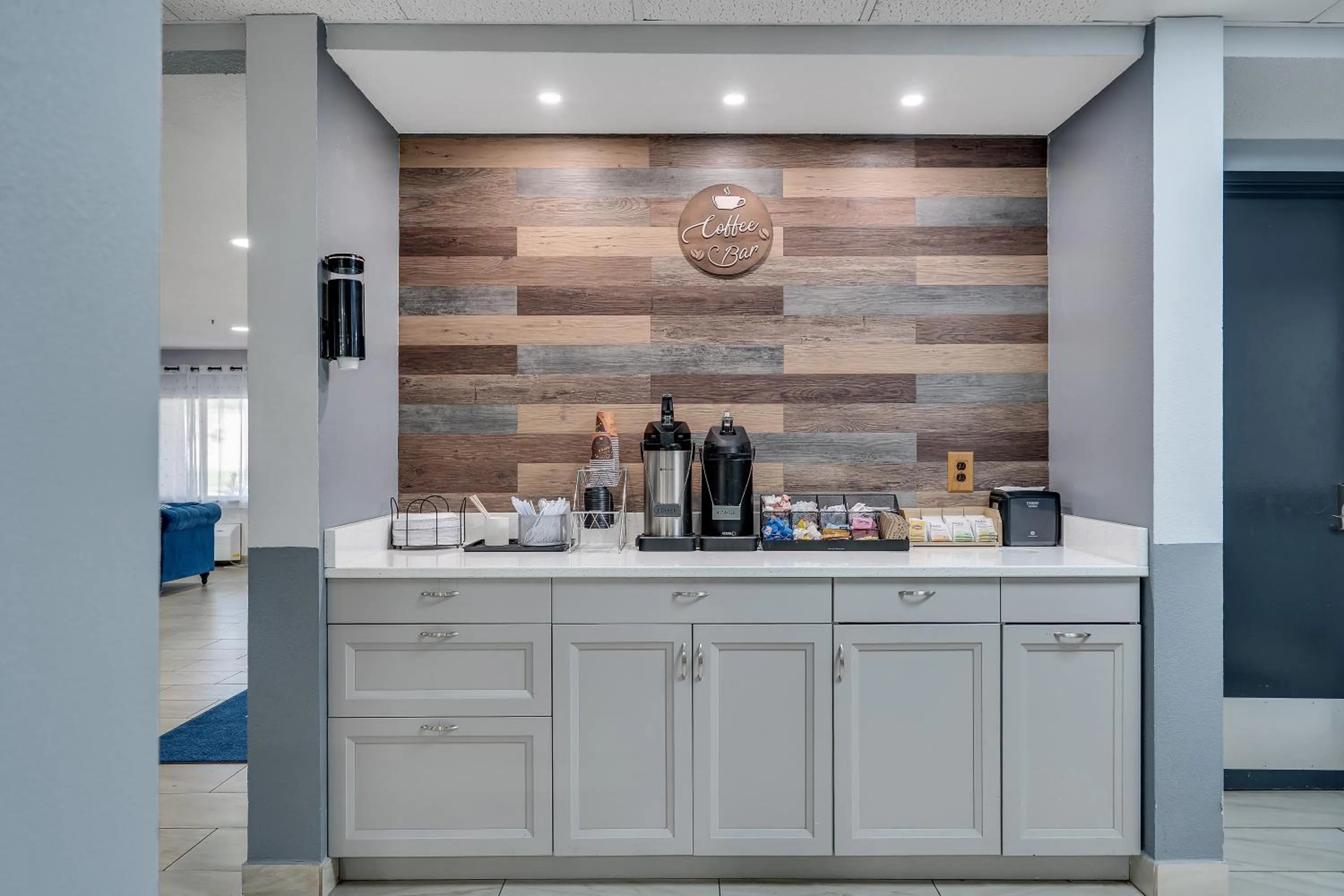 Coffee/tea facilities in Baymont by Wyndham La Crosse/Onalaska