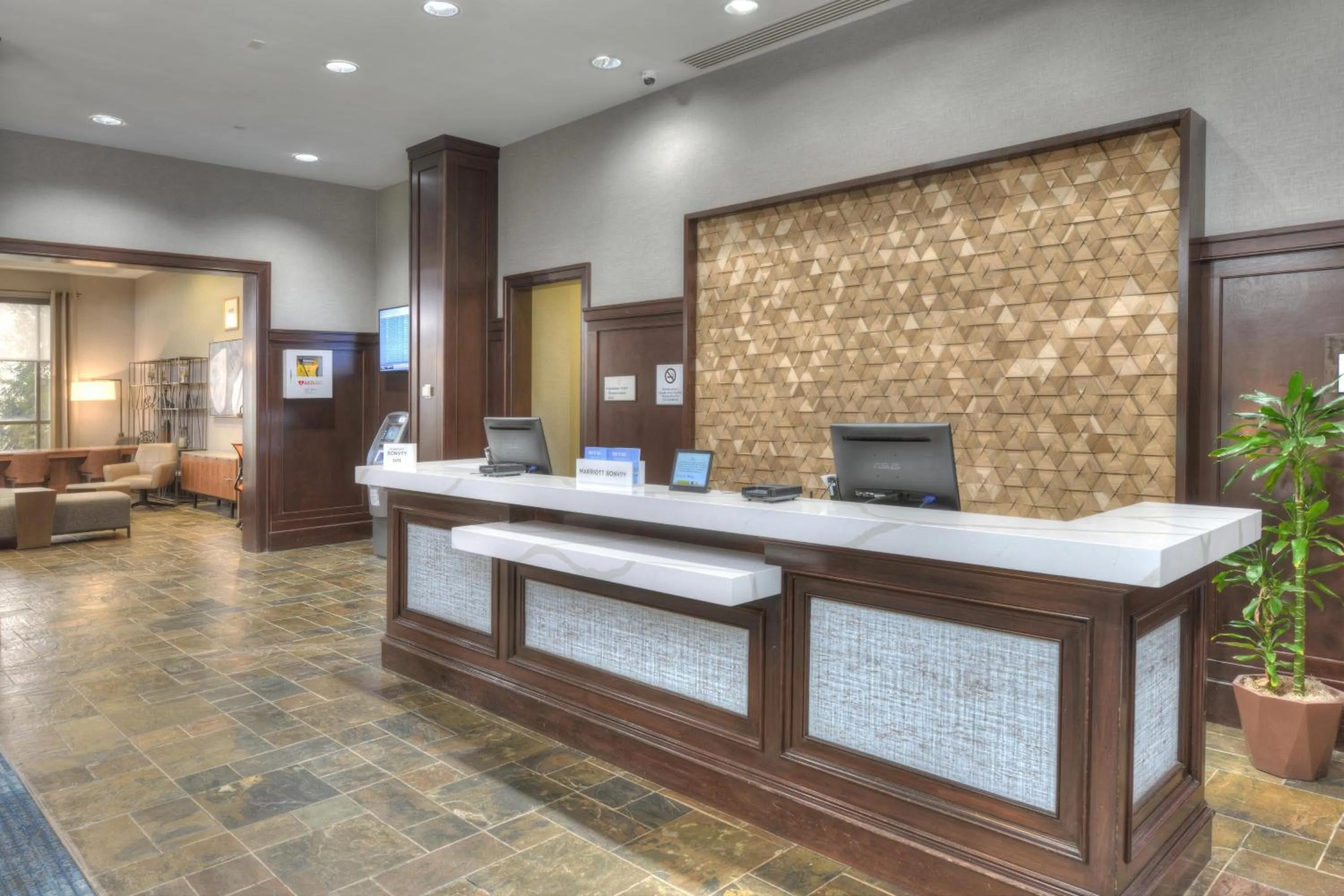 Lobby or reception in Sheraton Baltimore Washington Airport - BWI