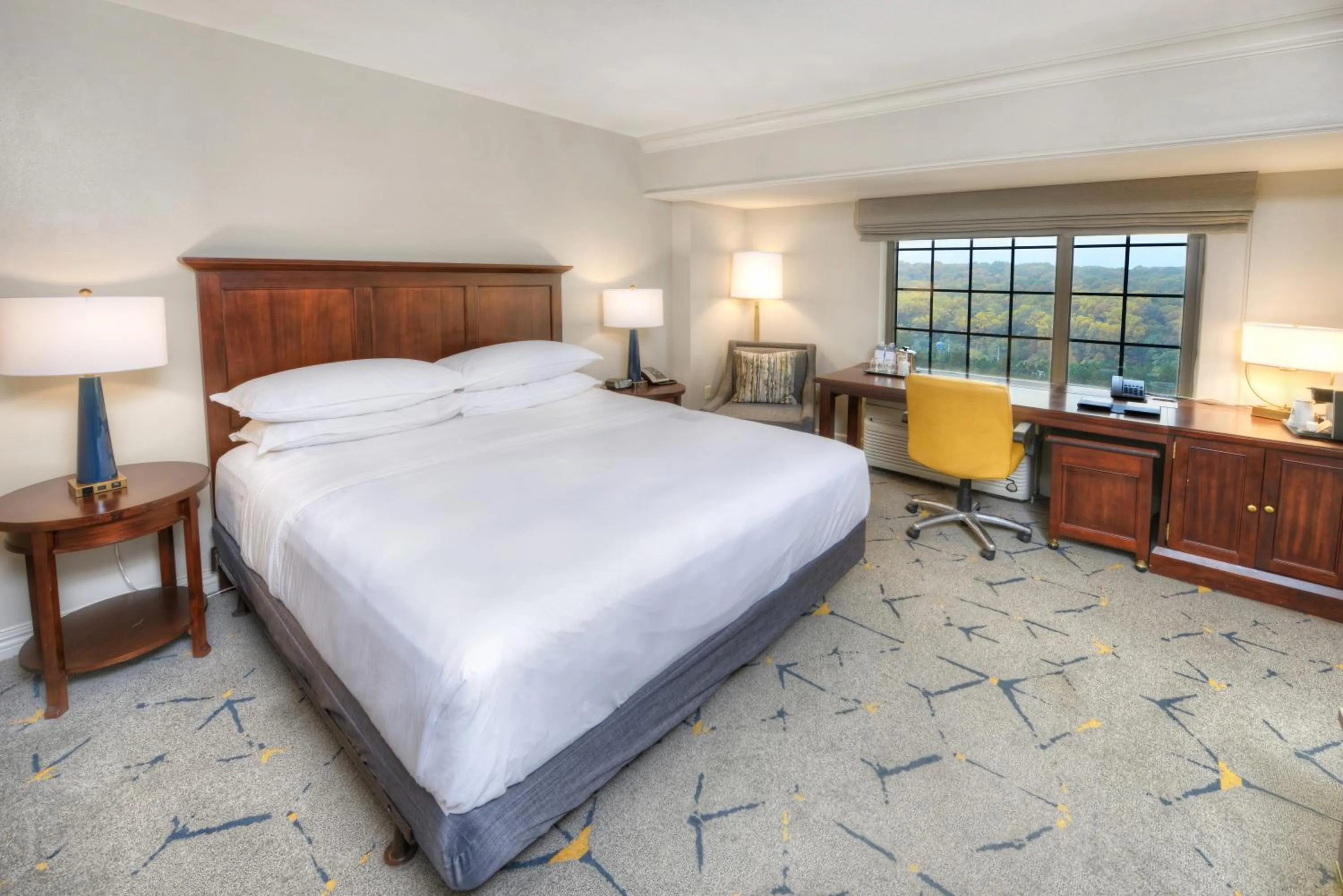 Bed in Sheraton Baltimore Washington Airport - BWI