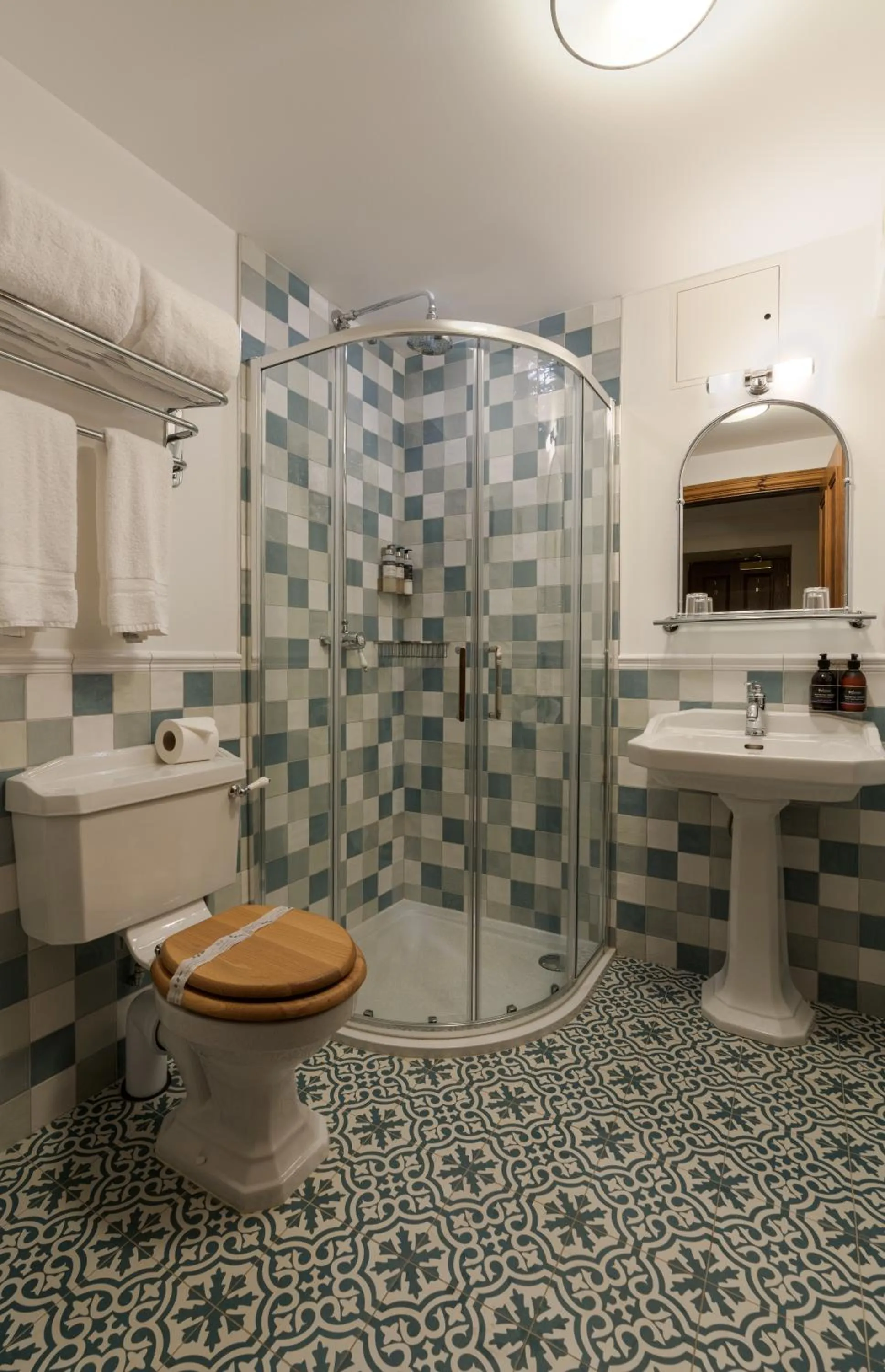 Shower in The Whispering Pine Lodge