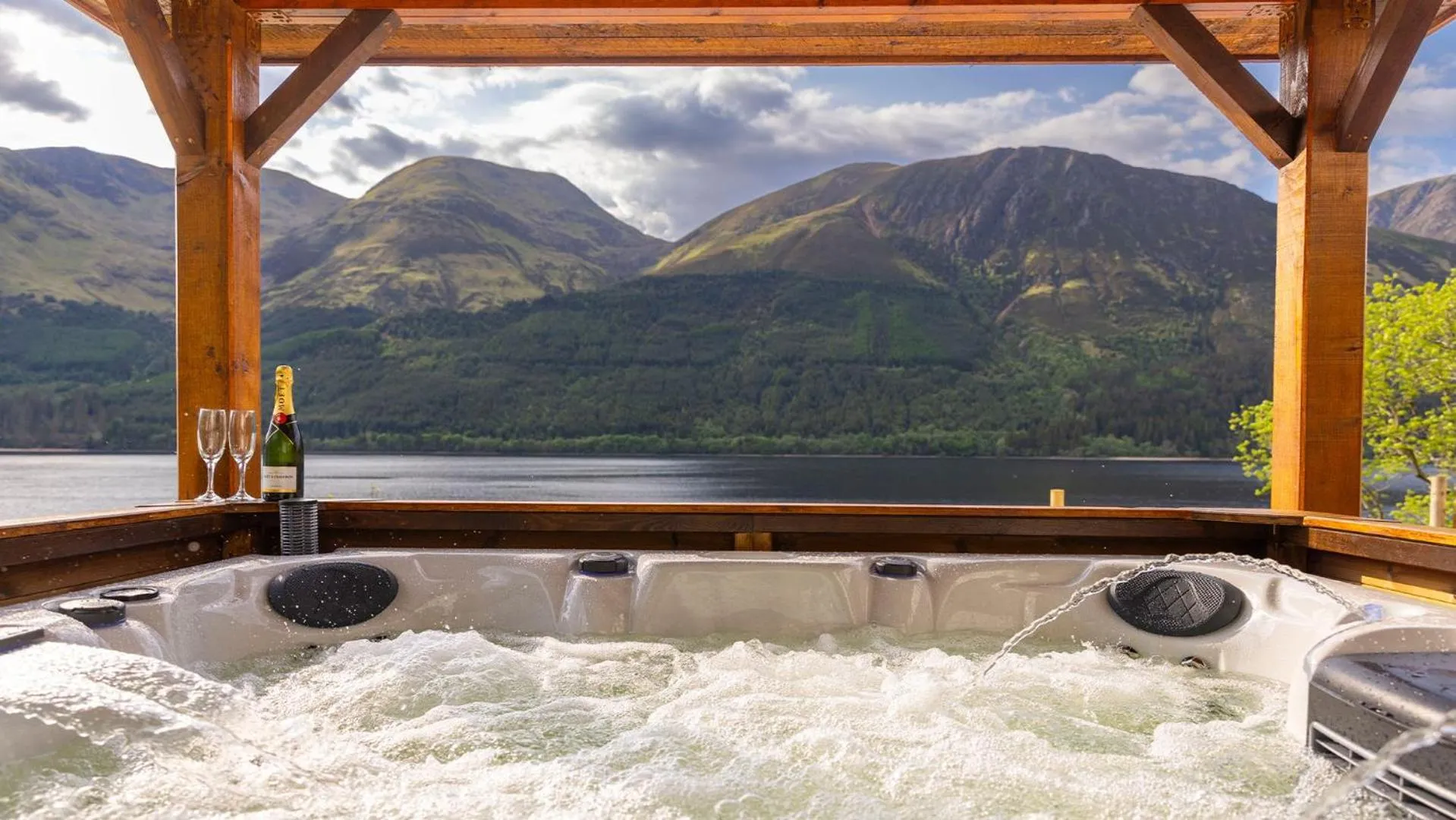 Hot Tub in The Whispering Pine Lodge