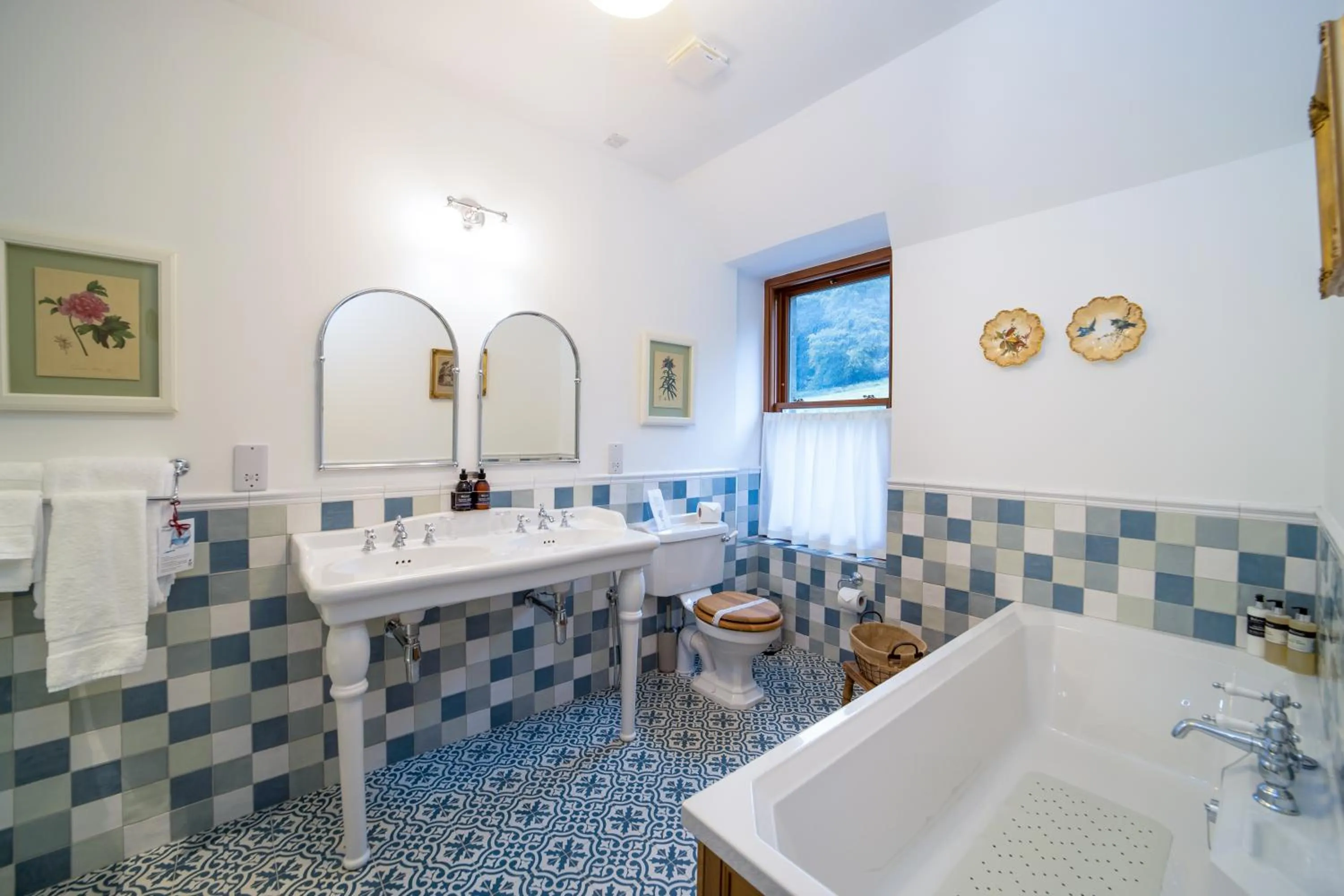 Shower in The Whispering Pine Lodge