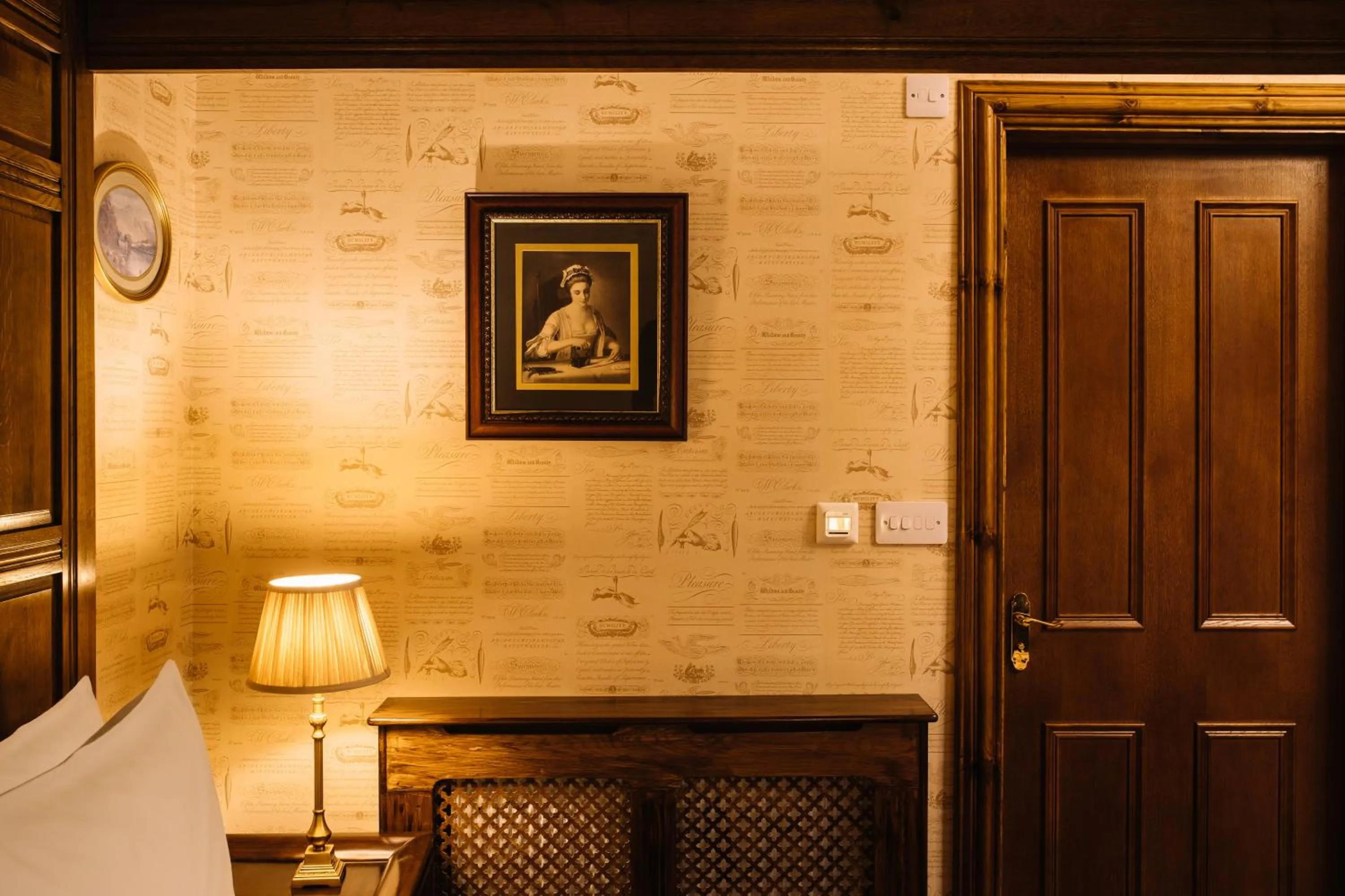 Photo of the whole room in The Whispering Pine Lodge