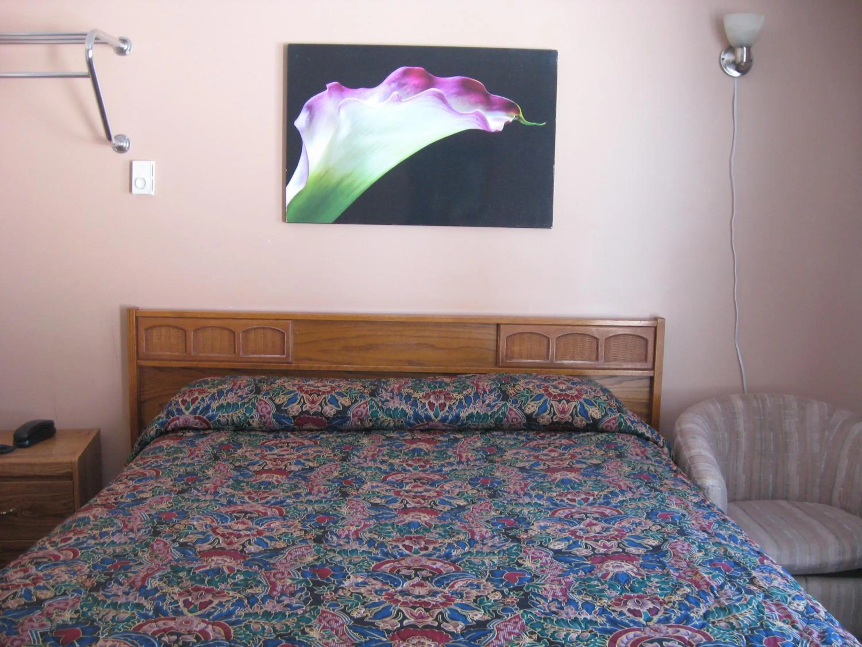 Bed in Pals Motel and RV Park