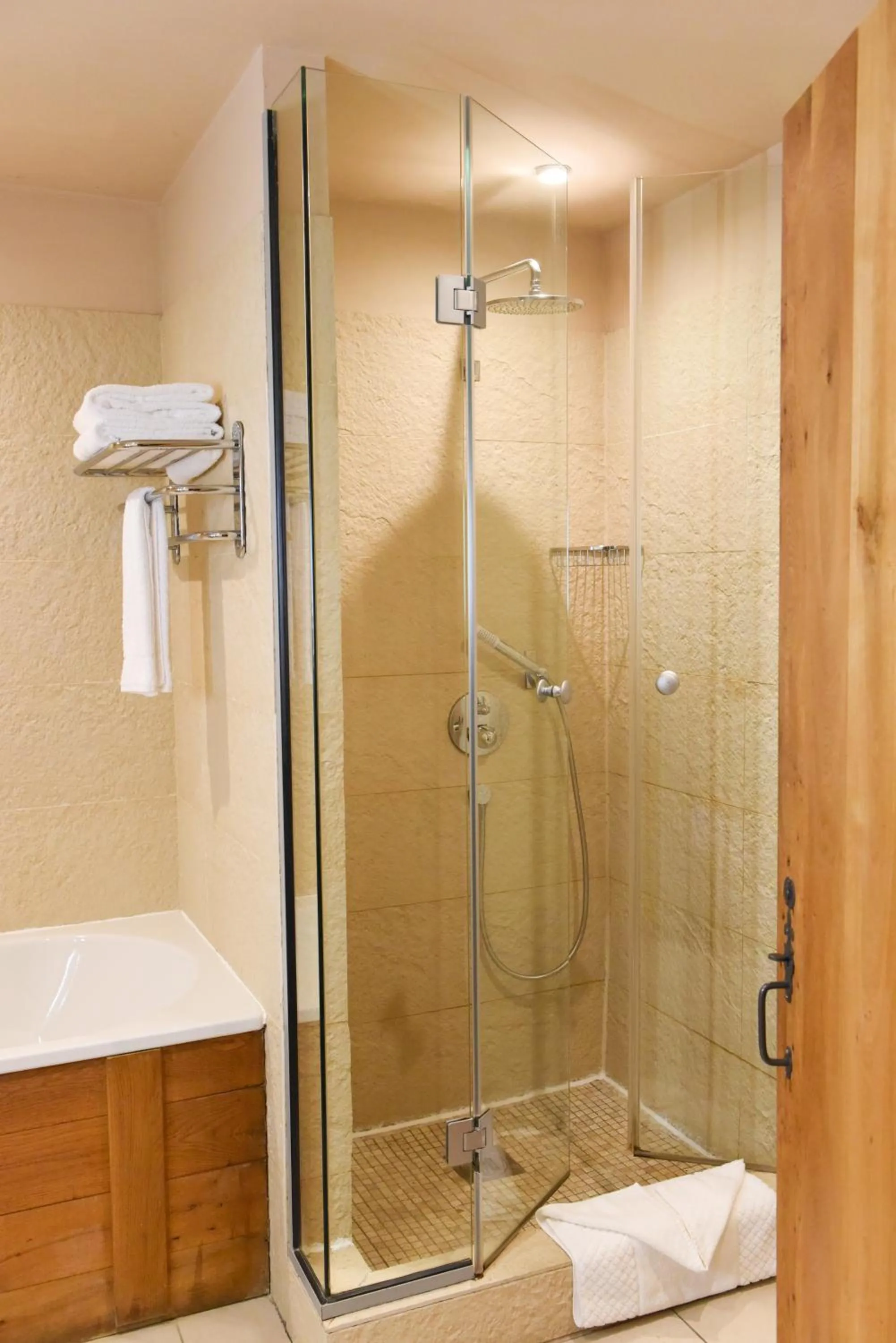 Shower in Glenskirlie Castle Hotel