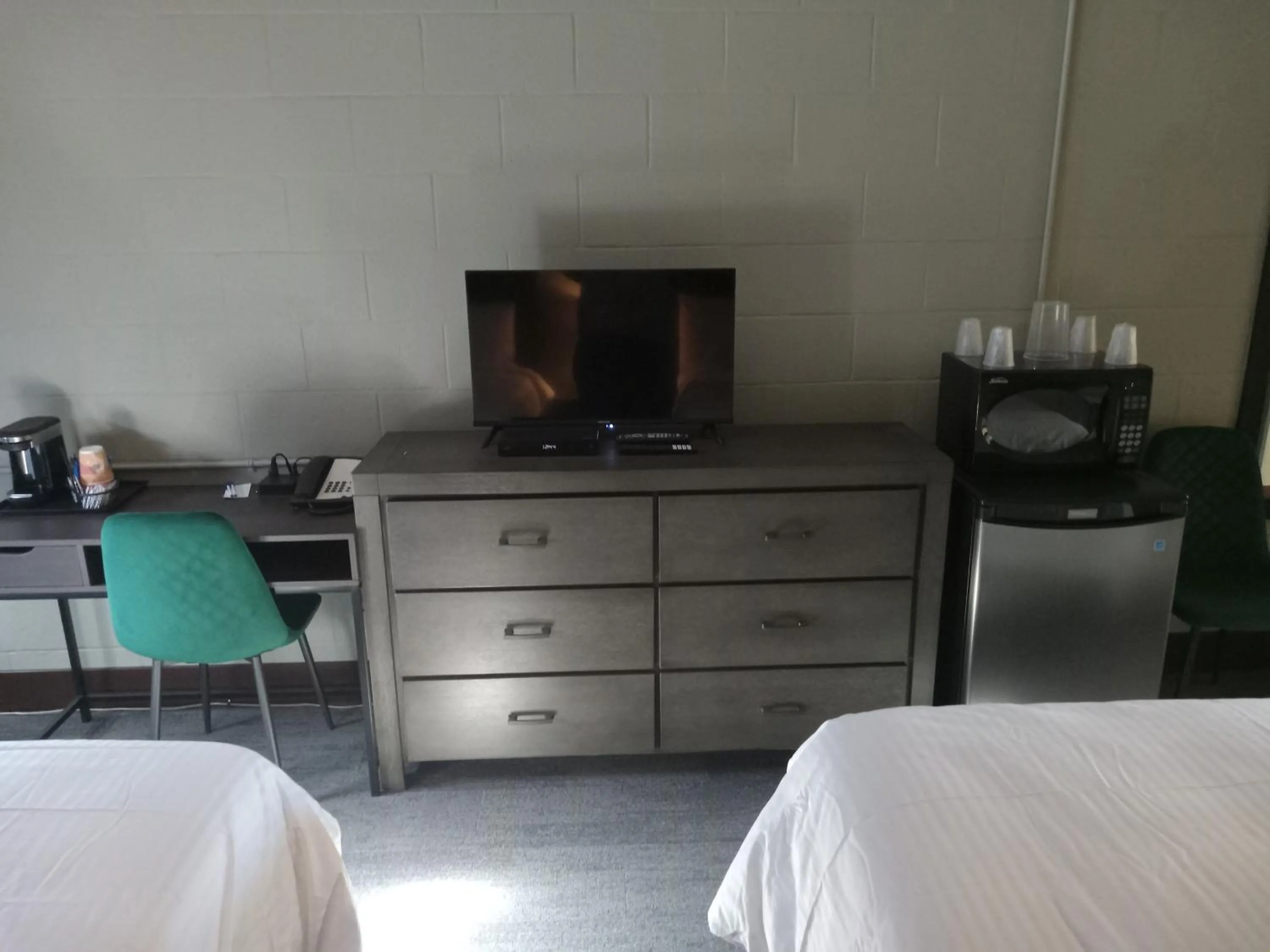 Bed in Park Lane Motor Hotel Medicine Hat