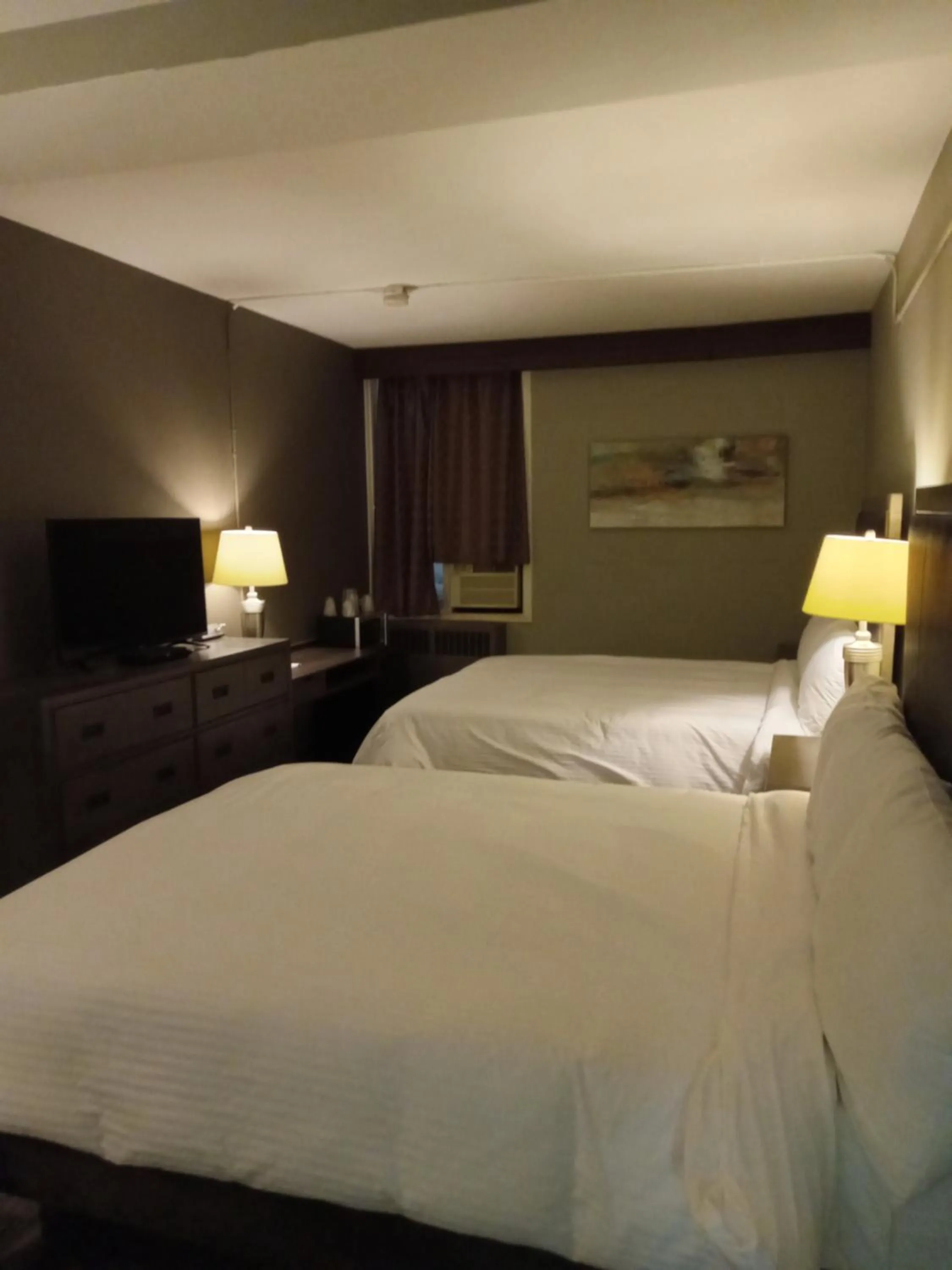 Bed in Park Lane Motor Hotel Medicine Hat