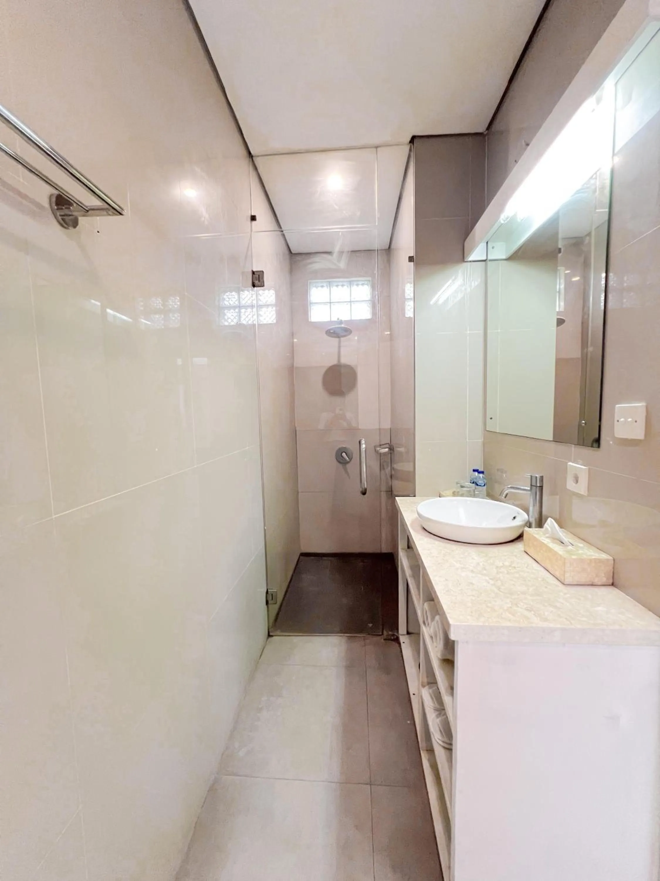 Shower in Apple Villas & Apartments