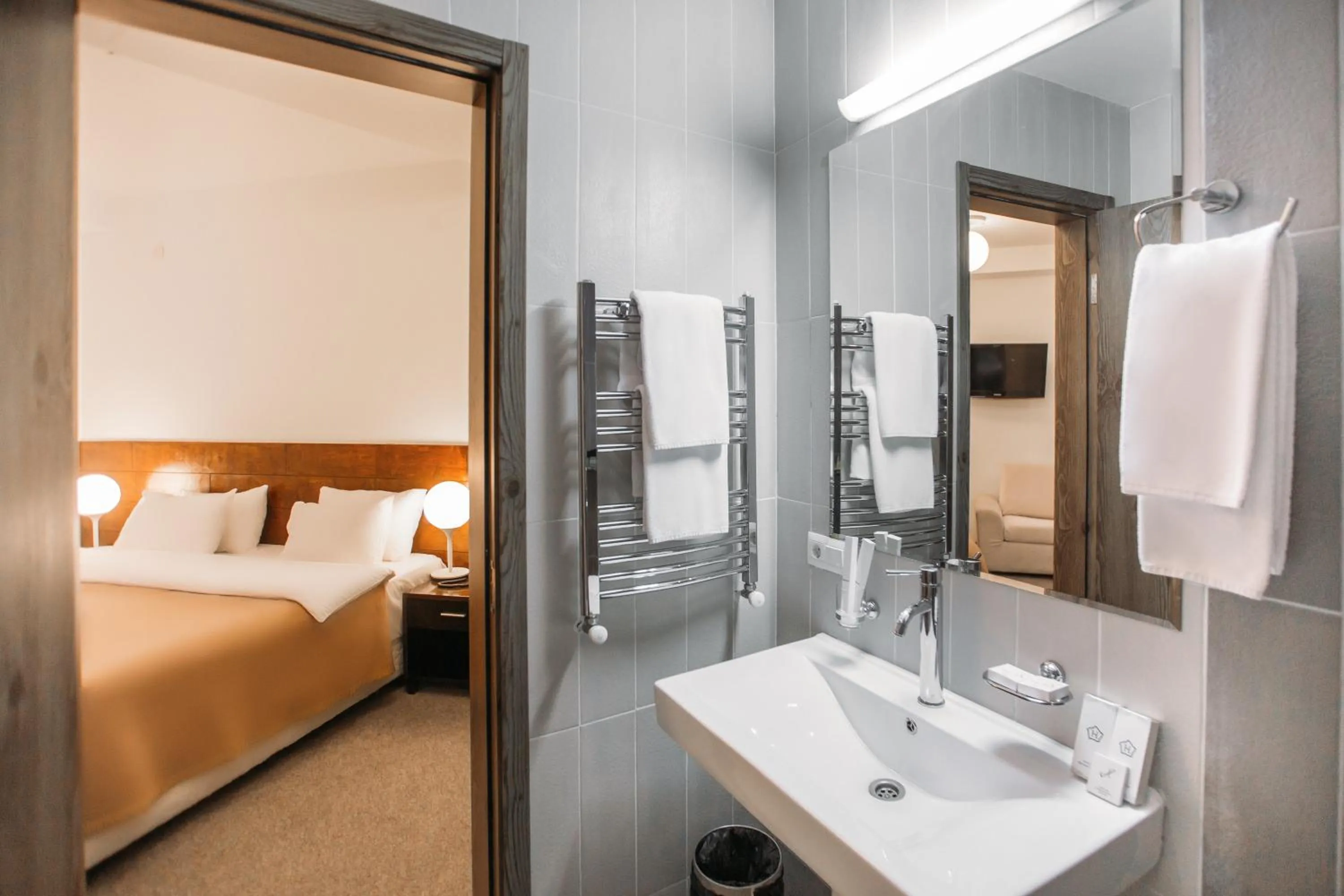 Bathroom, Bed in Hotel Carpe Diem Gudauri