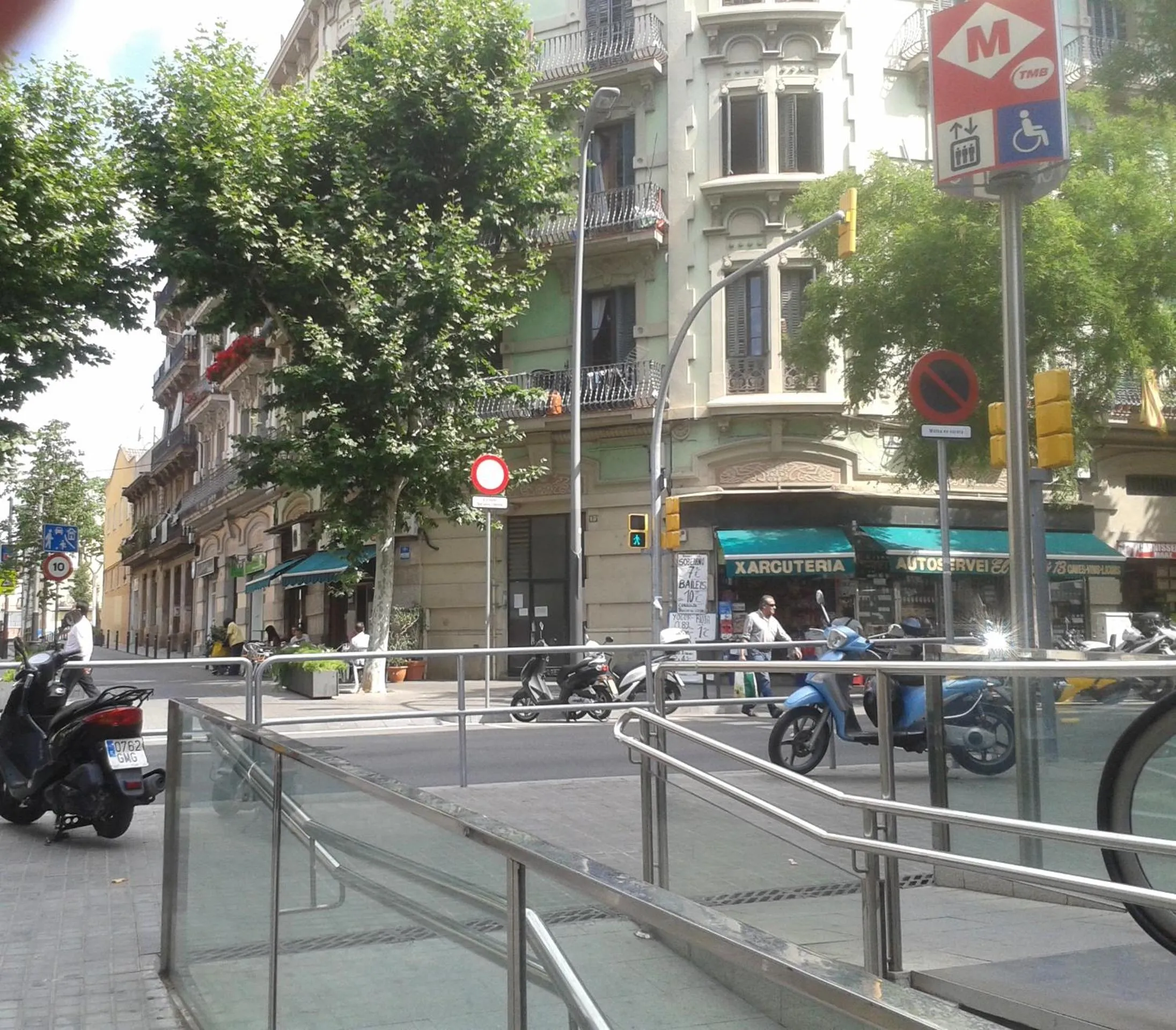 Property building in Estudio con balcon Plaza España