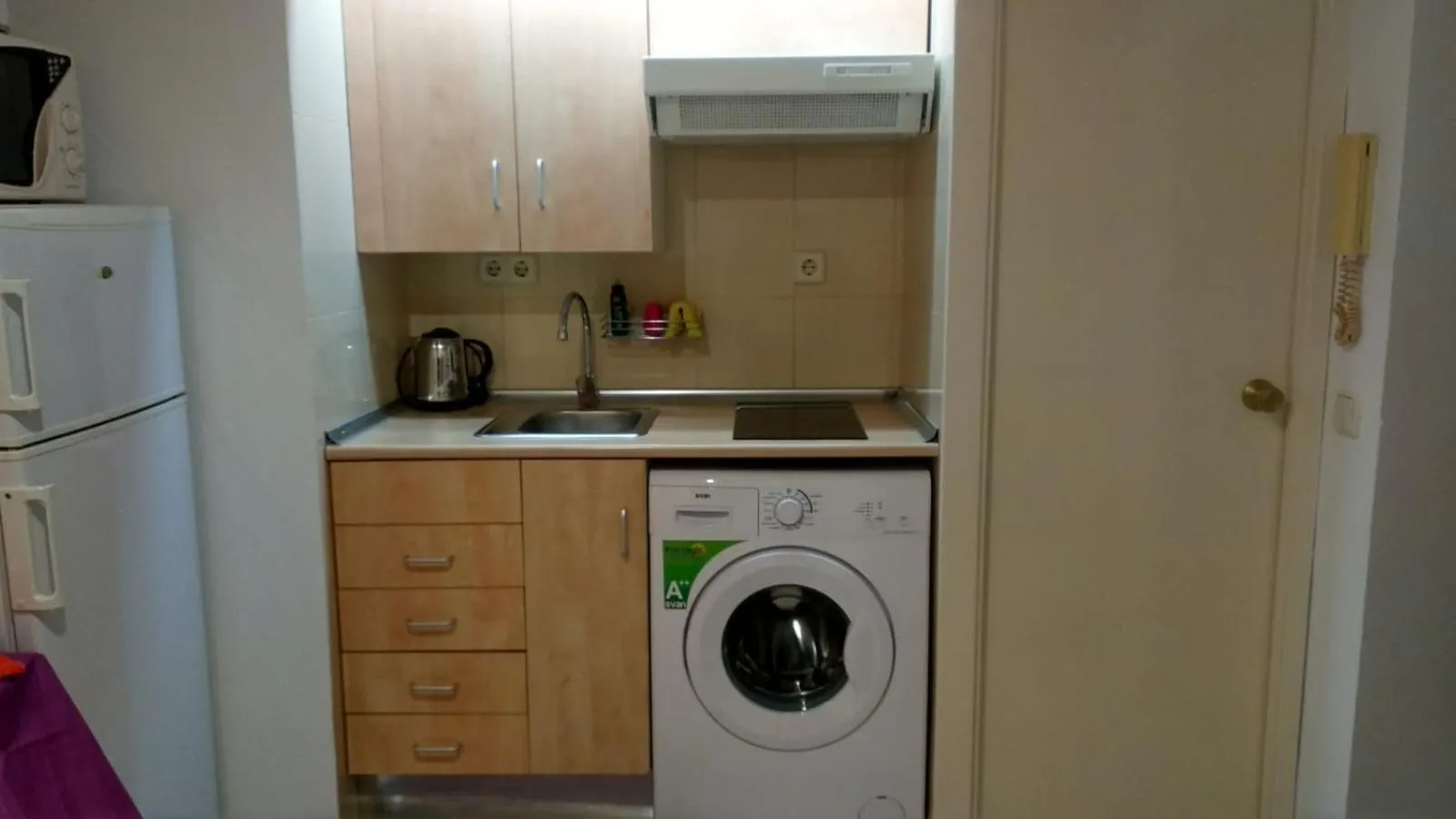 Kitchen or kitchenette in Estudio con balcon Plaza España