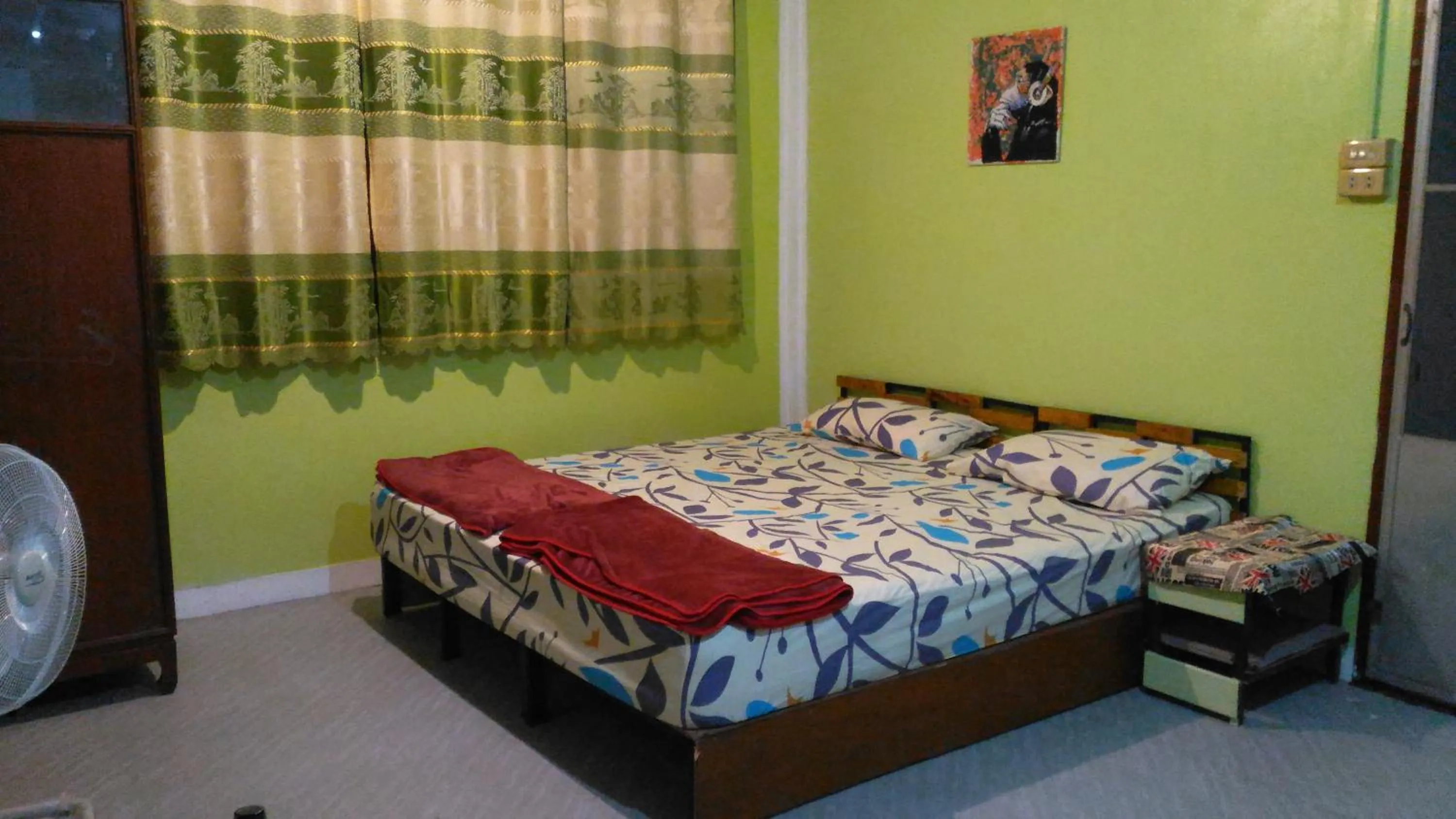 Photo of the whole room, Bed in The Kong