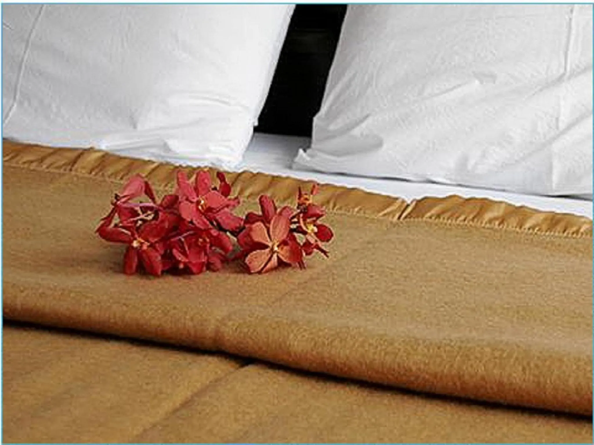 Bed in King Royal Garden Inn