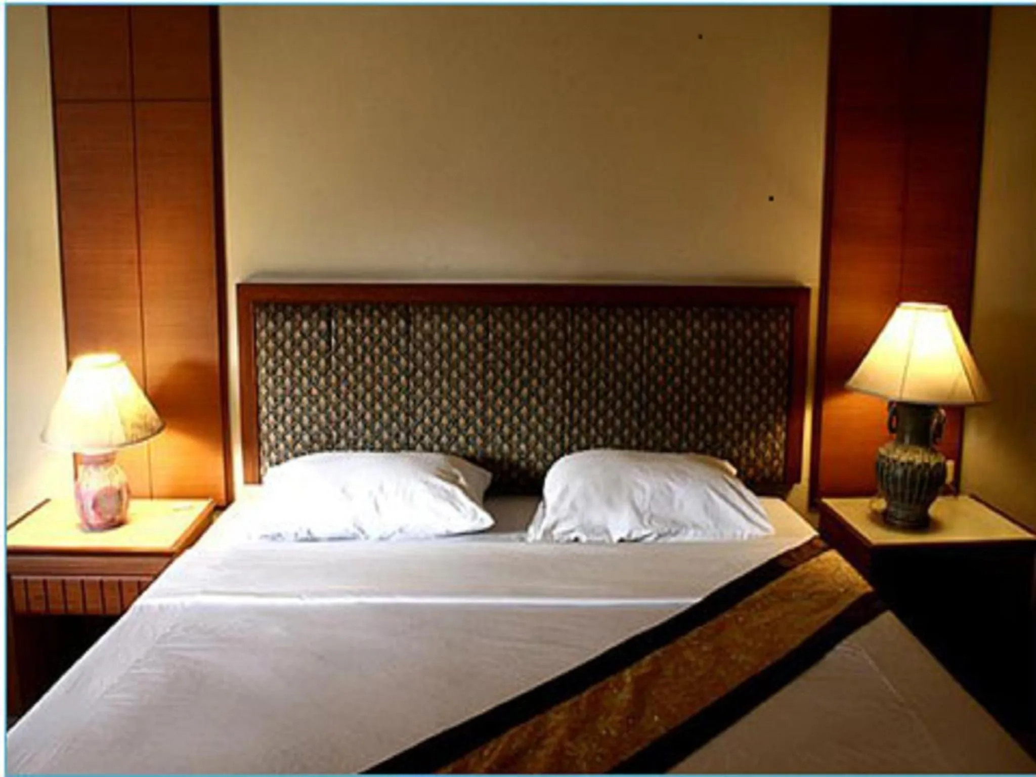 Bed in King Royal Garden Inn