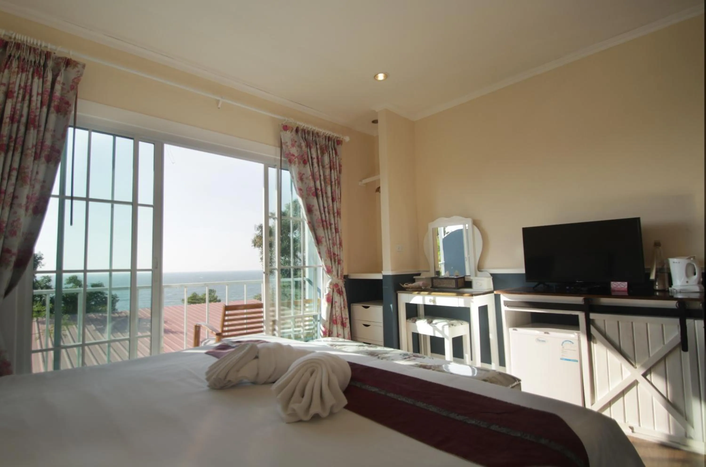 Bedroom, Bed in Pattaya Paradise Beach Resort