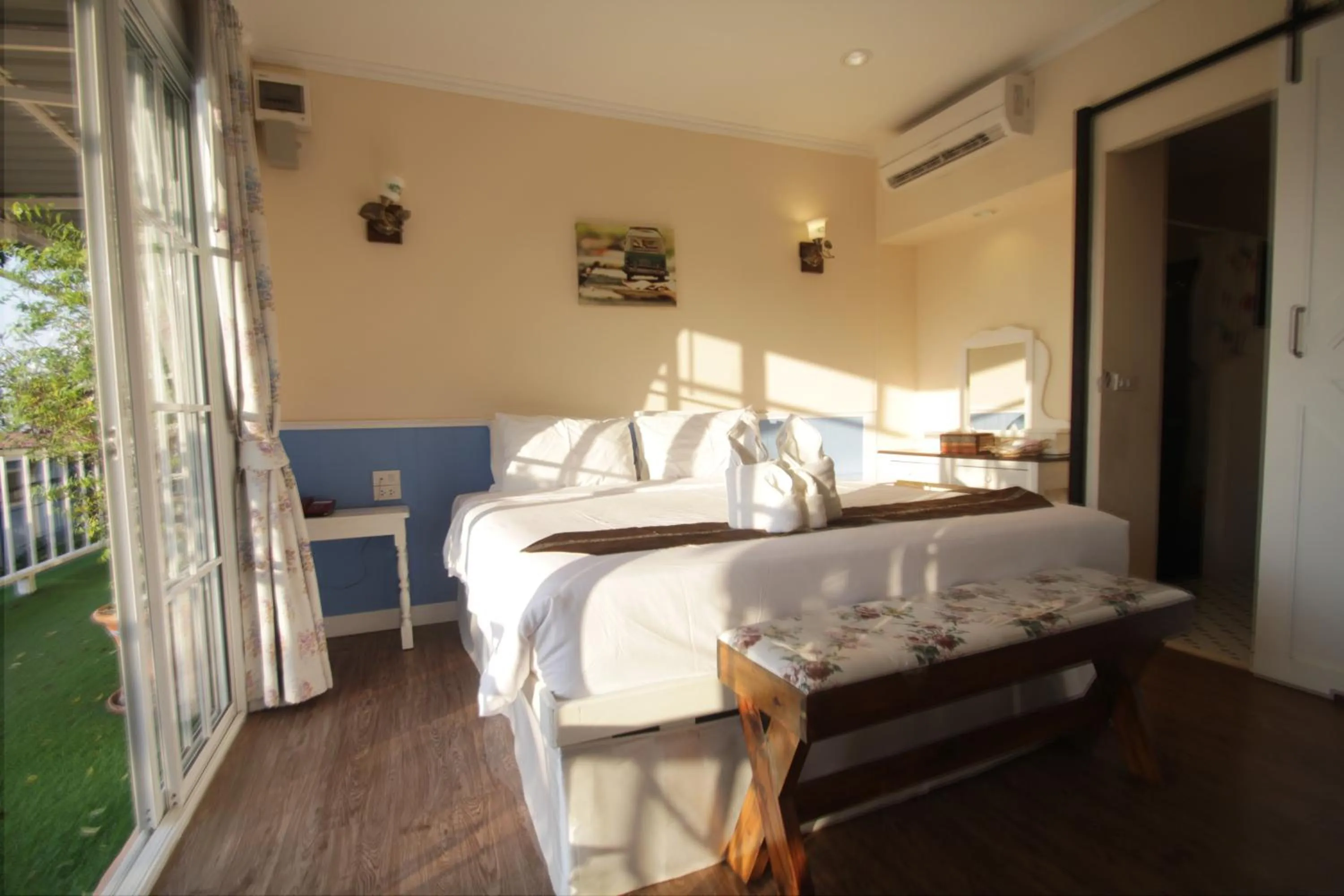 View (from property/room), Bed in Pattaya Paradise Beach Resort