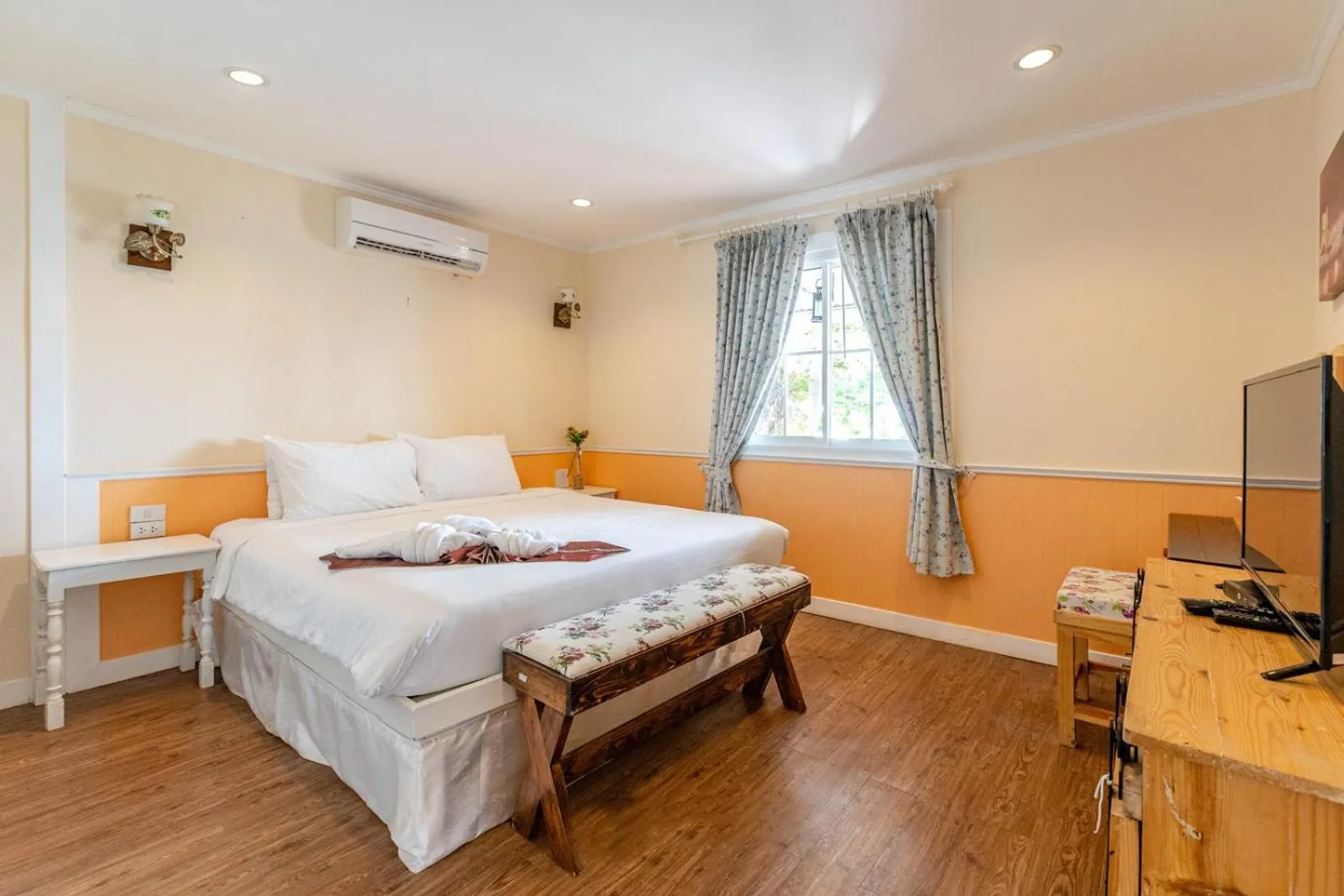 Bed in Pattaya Paradise Beach Resort