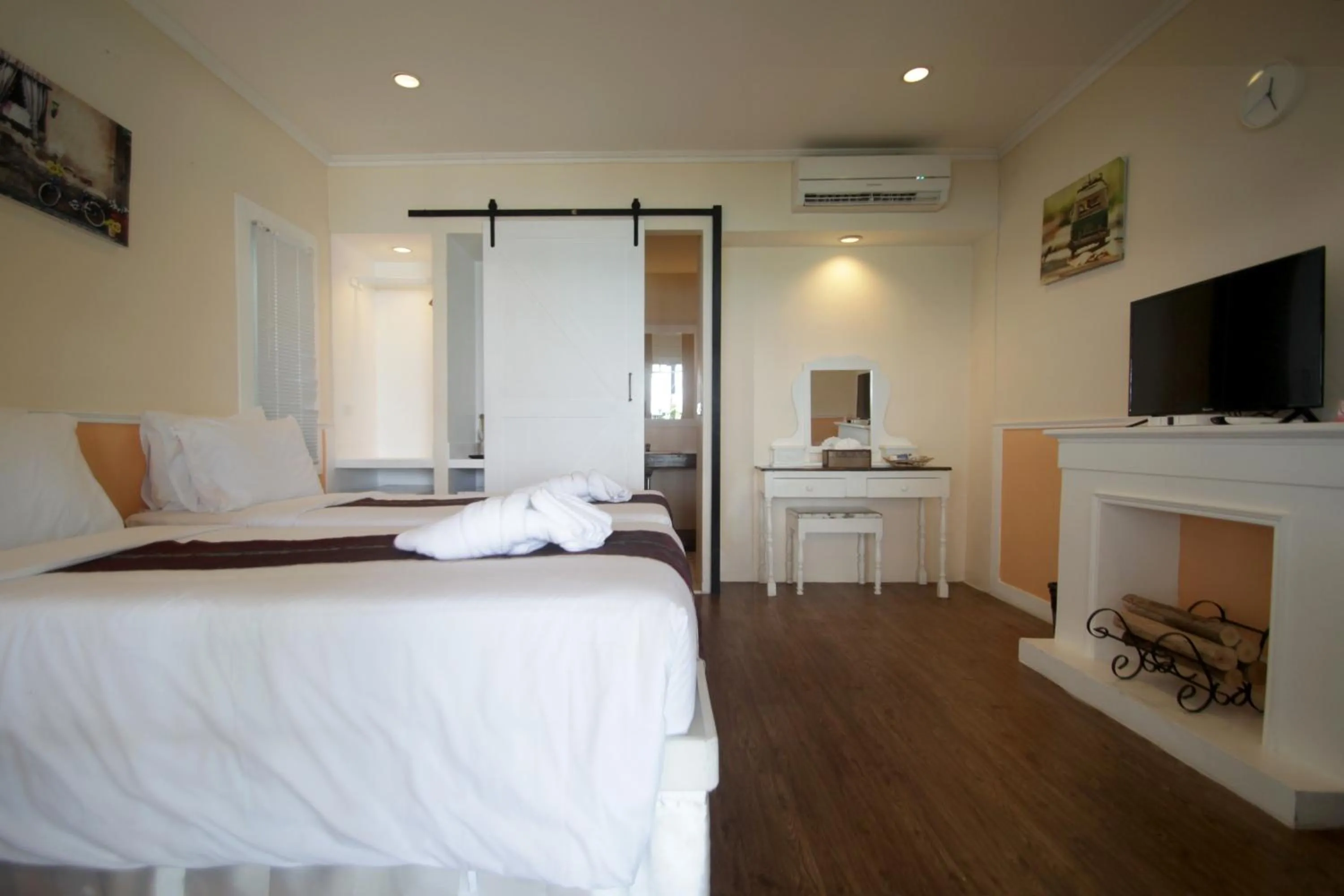 Bedroom, Bed in Pattaya Paradise Beach Resort
