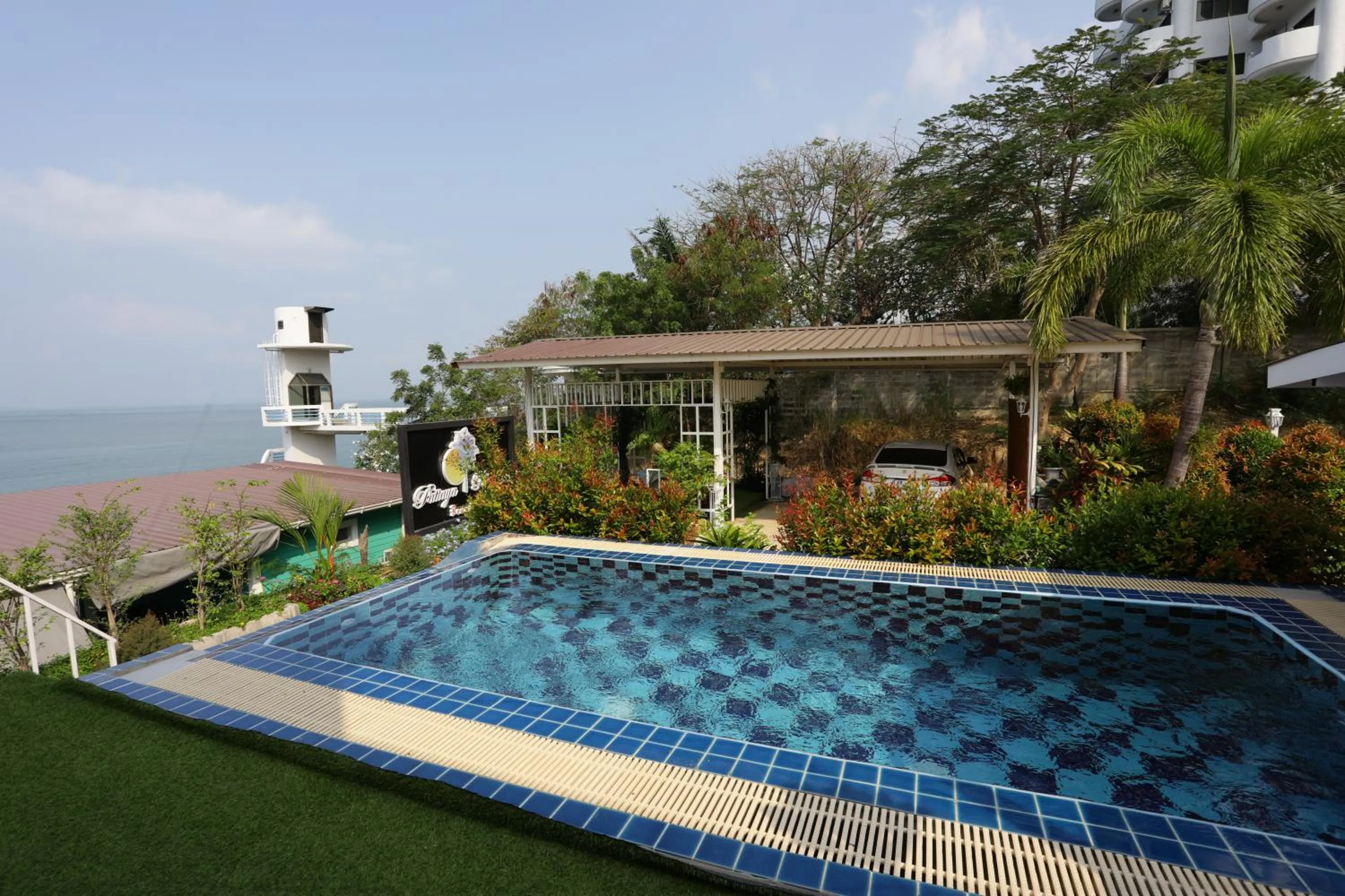 Swimming pool in Pattaya Paradise Beach Resort