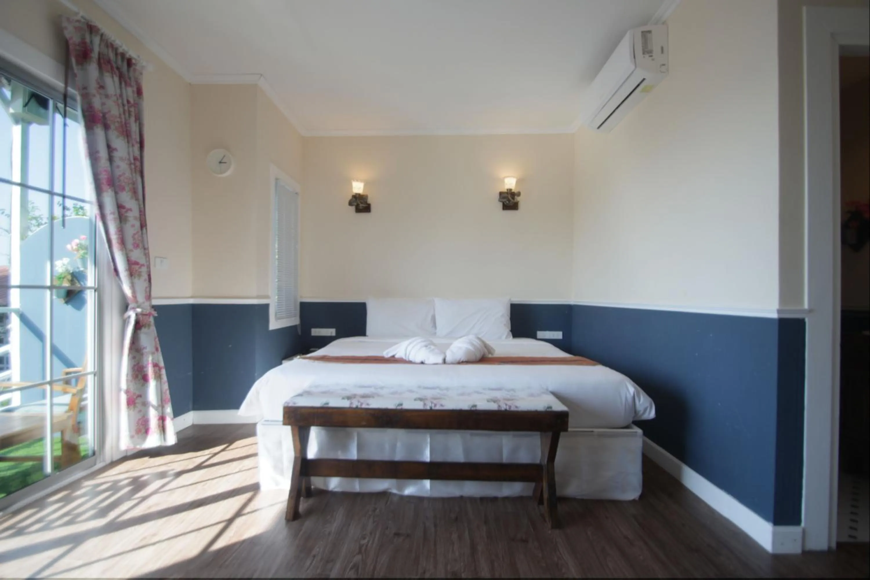 View (from property/room), Bed in Pattaya Paradise Beach Resort