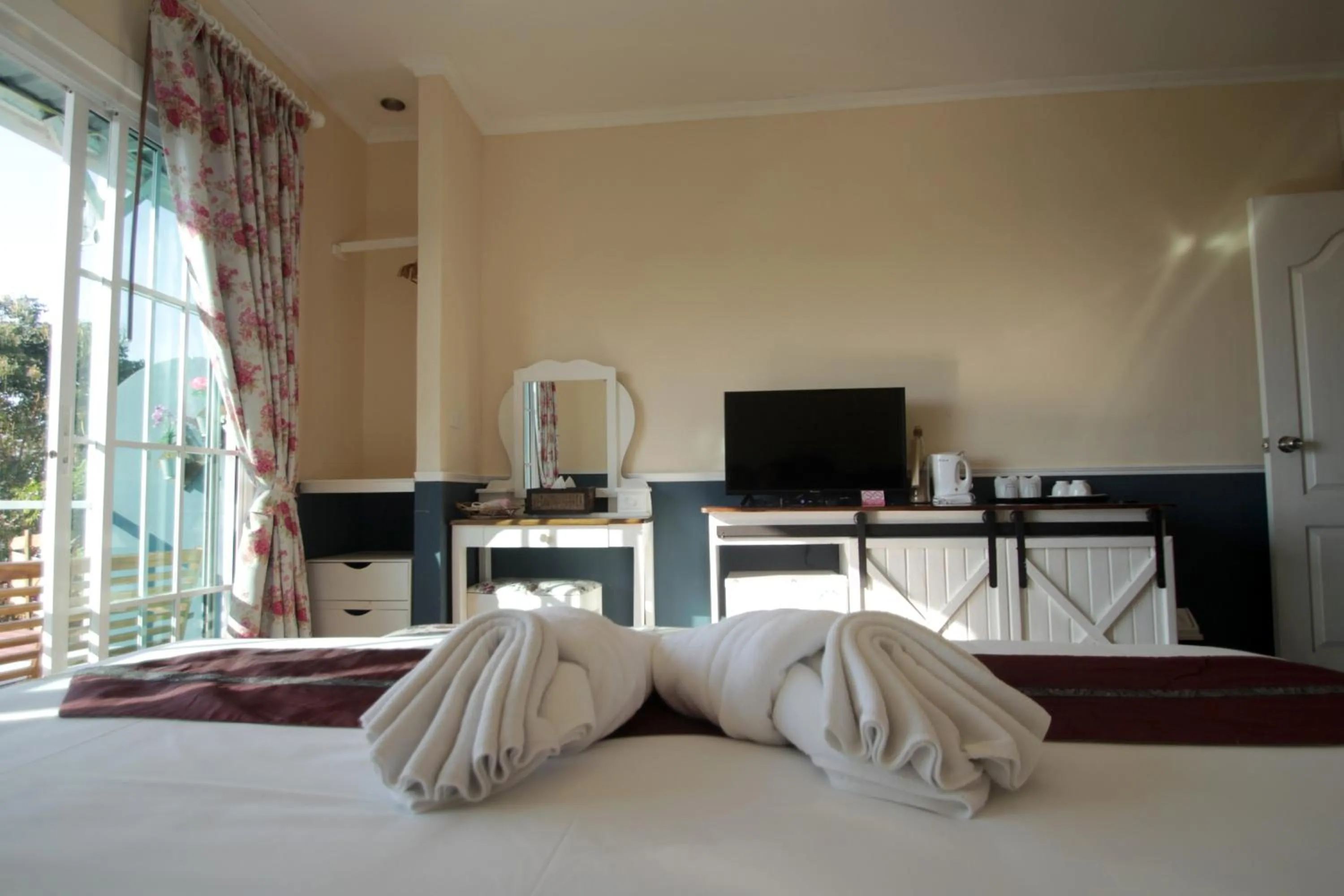 View (from property/room), Bed in Pattaya Paradise Beach Resort