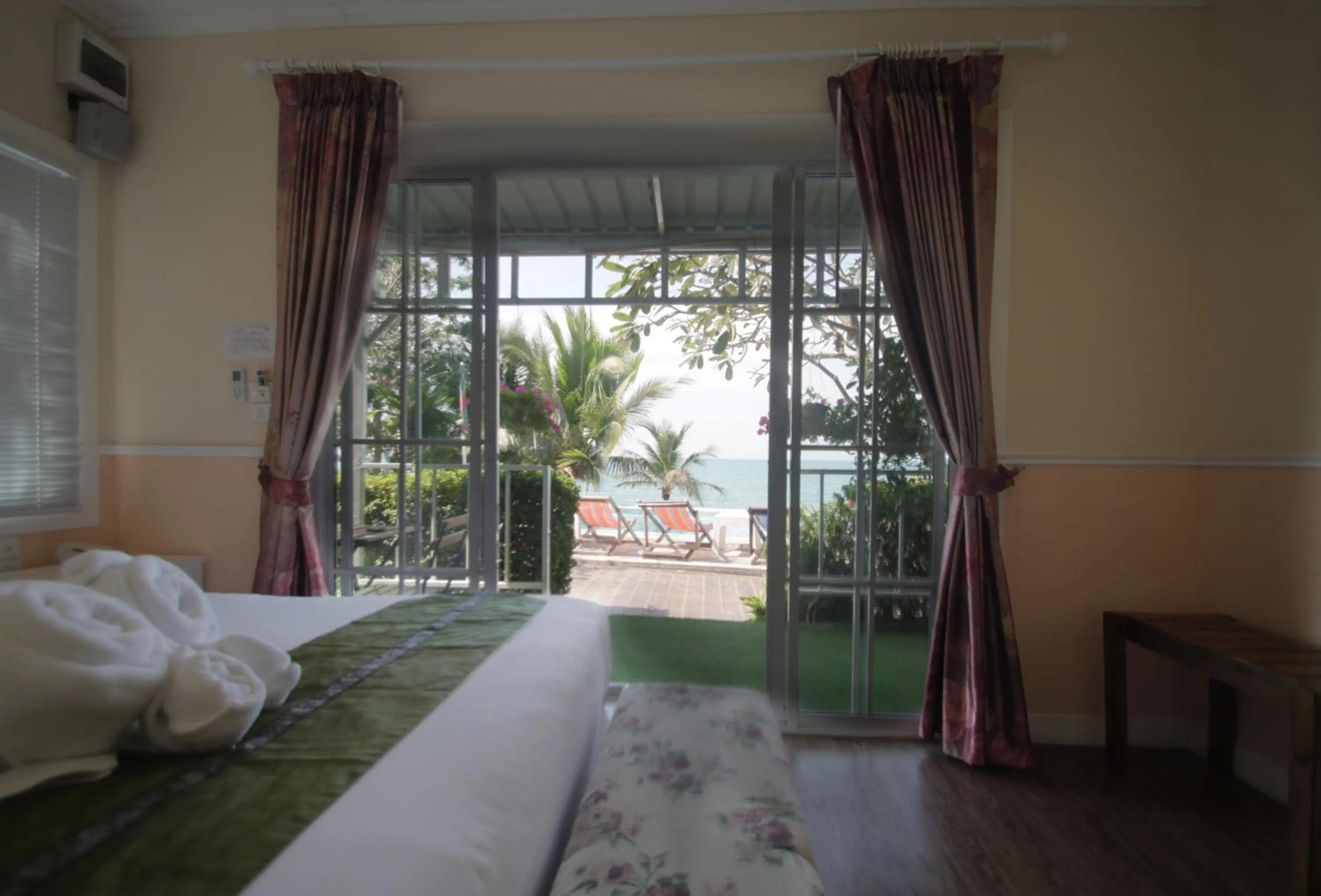 View (from property/room), Bed in Pattaya Paradise Beach Resort