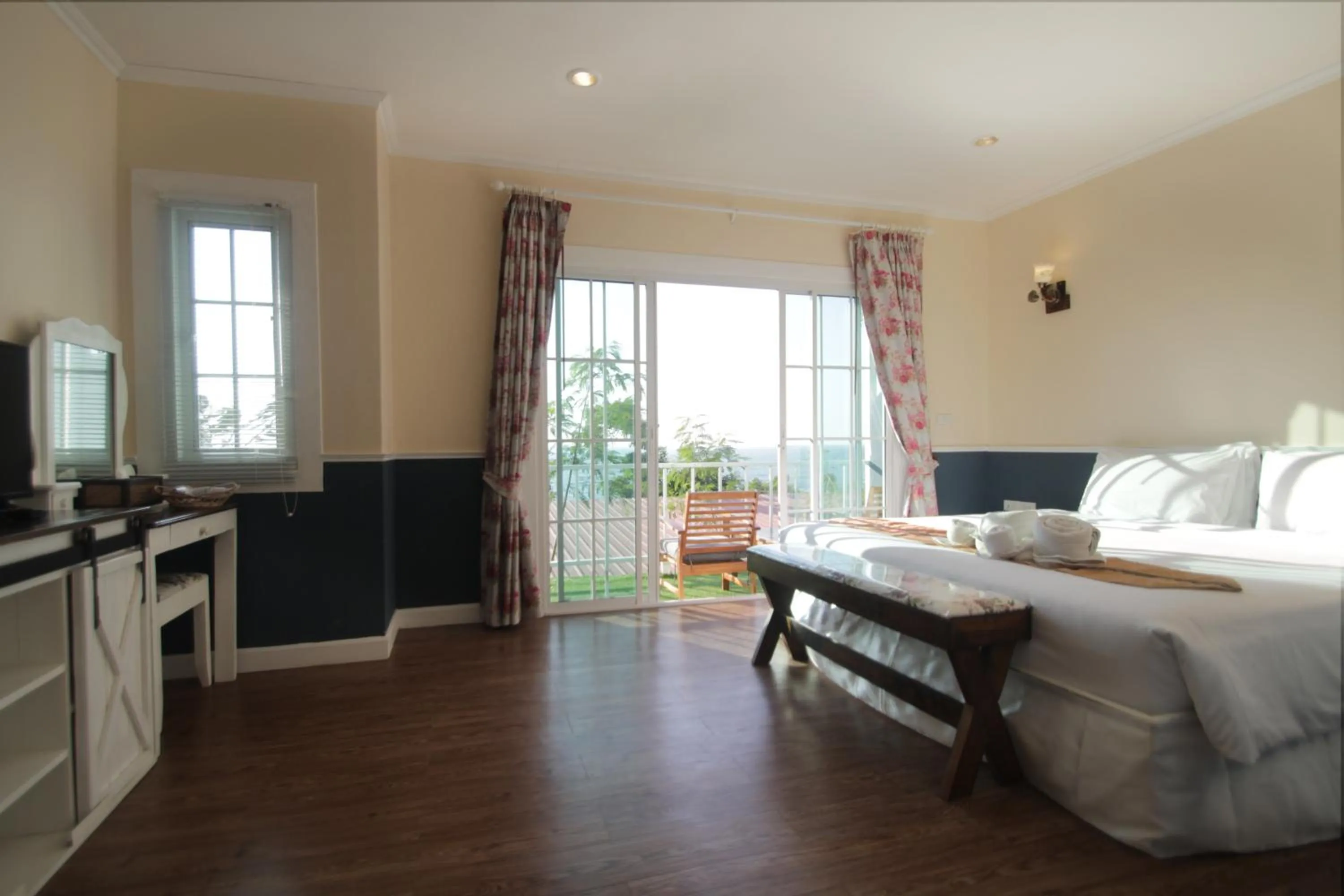 View (from property/room), Bed in Pattaya Paradise Beach Resort