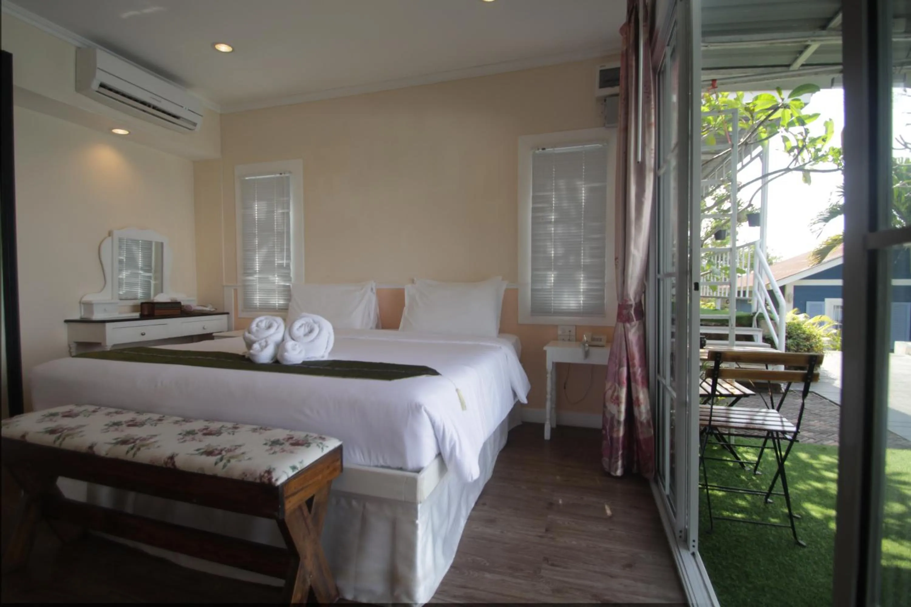 View (from property/room), Bed in Pattaya Paradise Beach Resort