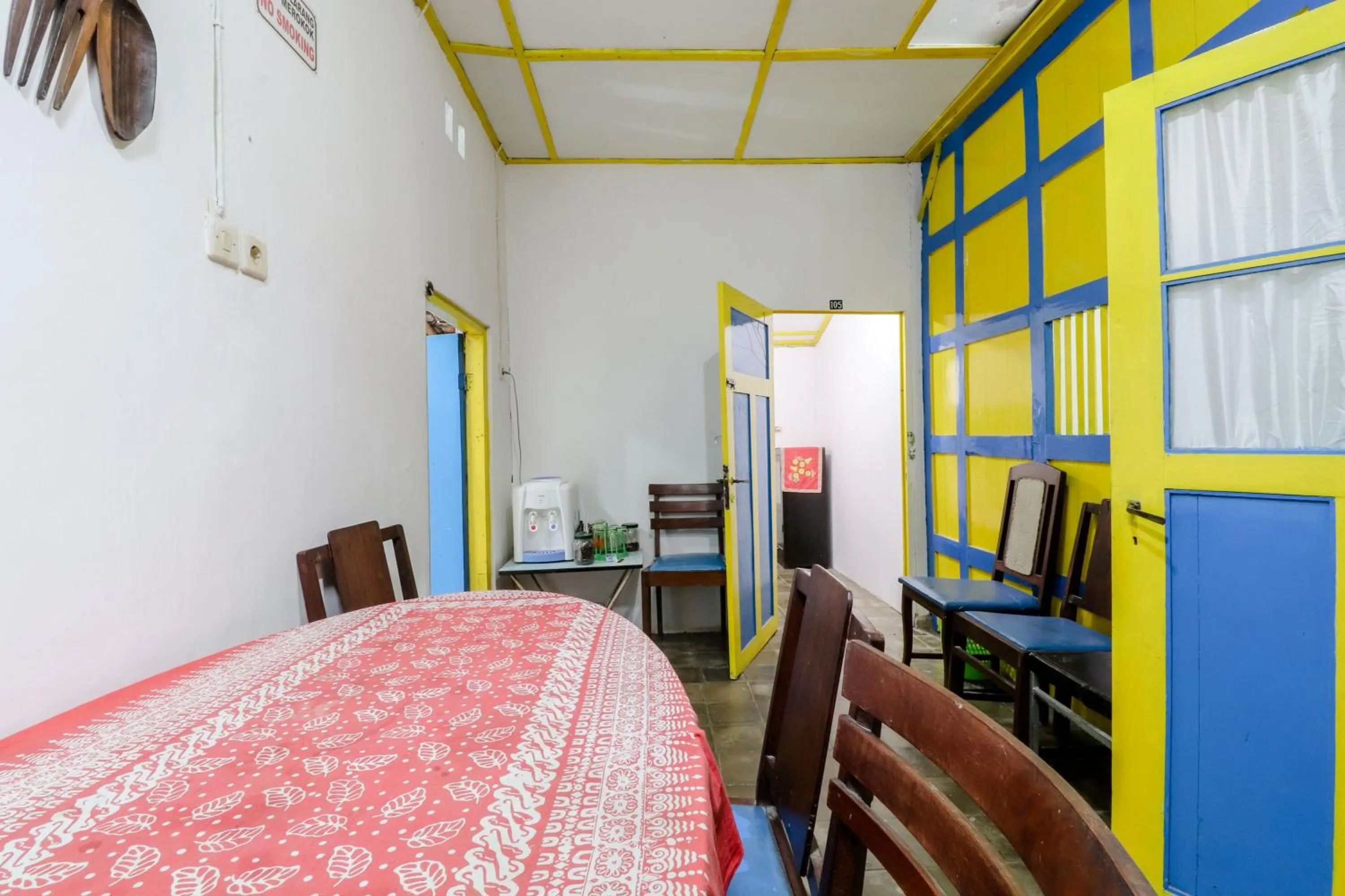 Dining area in Homestay Ndalem Soewondo