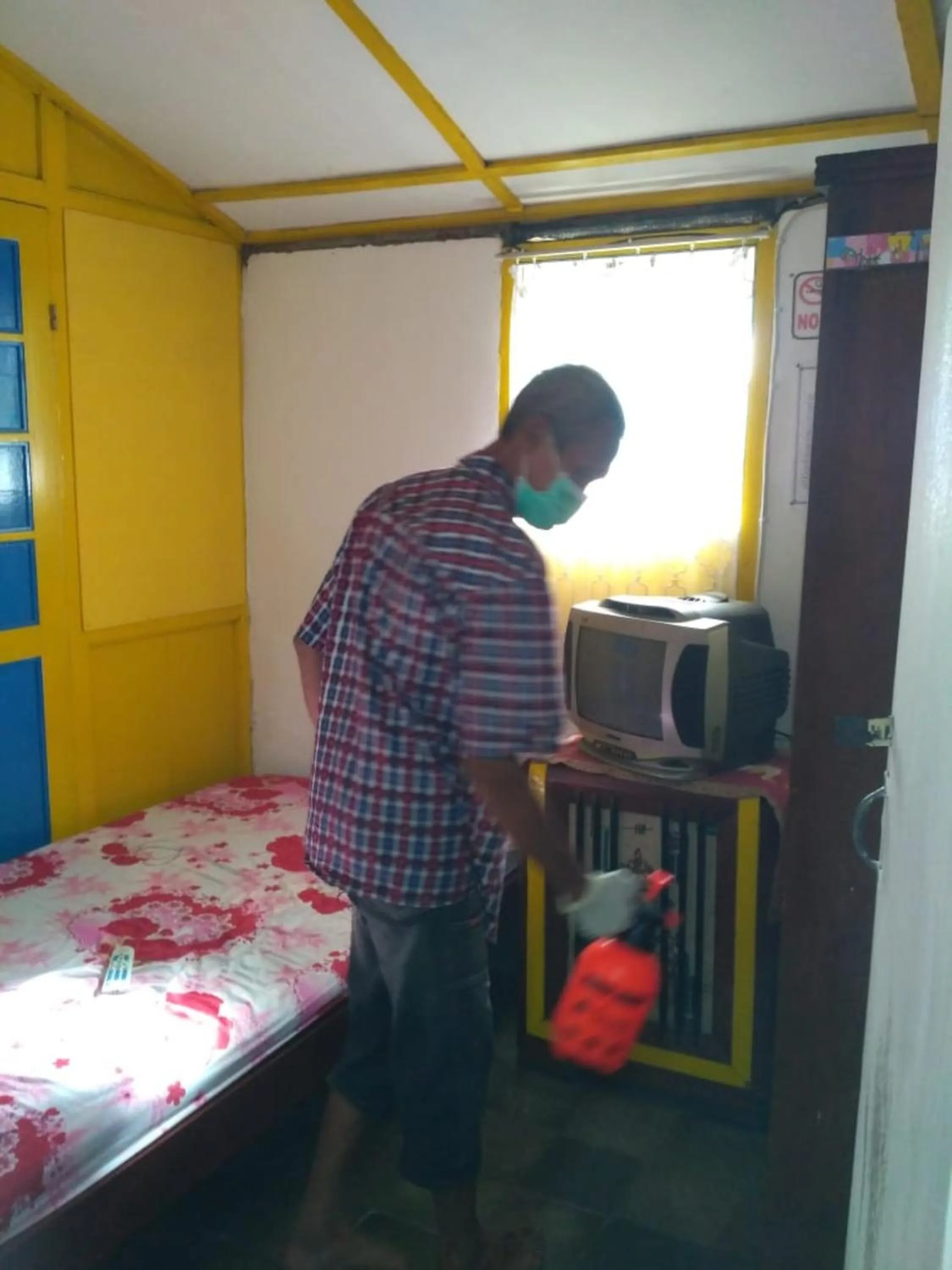 Staff, Bed in Homestay Ndalem Soewondo